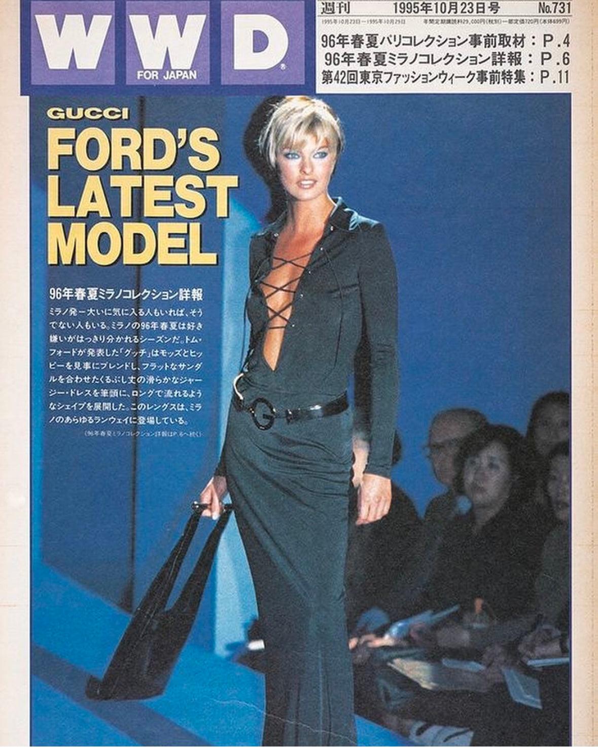 Risalente alla collezione P/E 1996 di Tom Ford, questa cintura è apparsa in passerella sulla top model Linda Evangelista, nella campagna pubblicitaria della stagione e indossata da Kate Moss in un editoriale di Vogue. Progettata per essere indossata