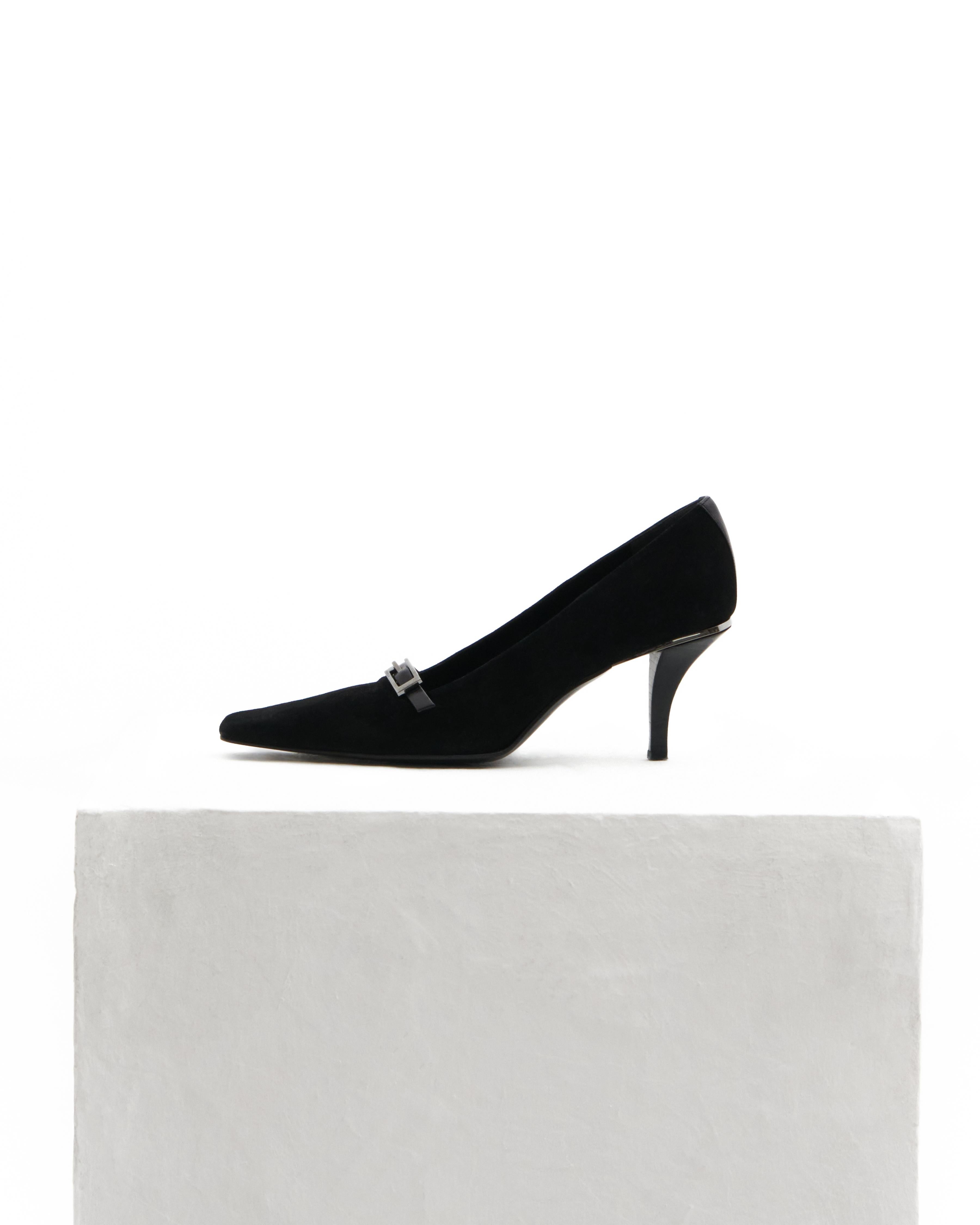 - Designed by Tom Ford
- Spring Summer 1998
- Pointed toe
- Gucci “GG” string in leather
- Finished with a leather insole
- Made in Italy
- Dustbags and original box
- Condition: Good
- Composition: Leather
- Size: 39 EU

Measurements:
Insole length