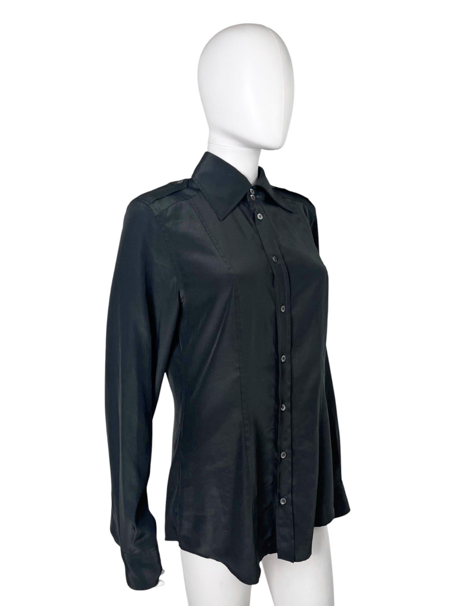 - Diseñado por Tom Ford
- Primavera verano 1998
- Camisa negra militar
- Cierre con botones
- Doble botón en el escote
- Bandas militares en los hombros
- Buen estado: sólo un botón dañado
- Fabricado en Italia
- Materiales: Poliéster
- Talla: 46 IT