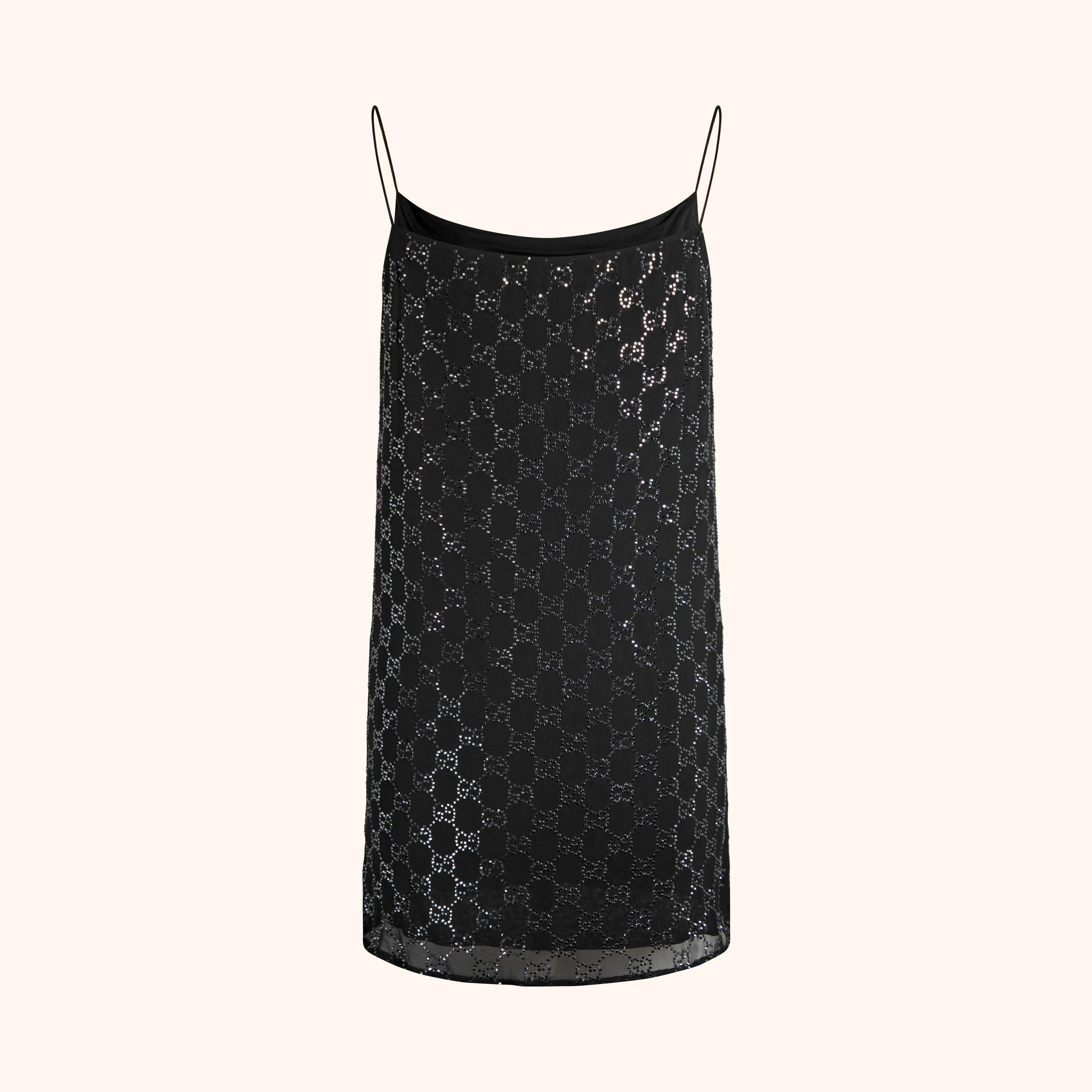 Mini robe à double épaisseur composée d'une robe intérieure en soie noire et d'une superposition en mousseline de soie transparente entièrement incrustée de strass Swarovski dans le monogramme GG emblématique de Gucci.
Encolure délicatement drapée,