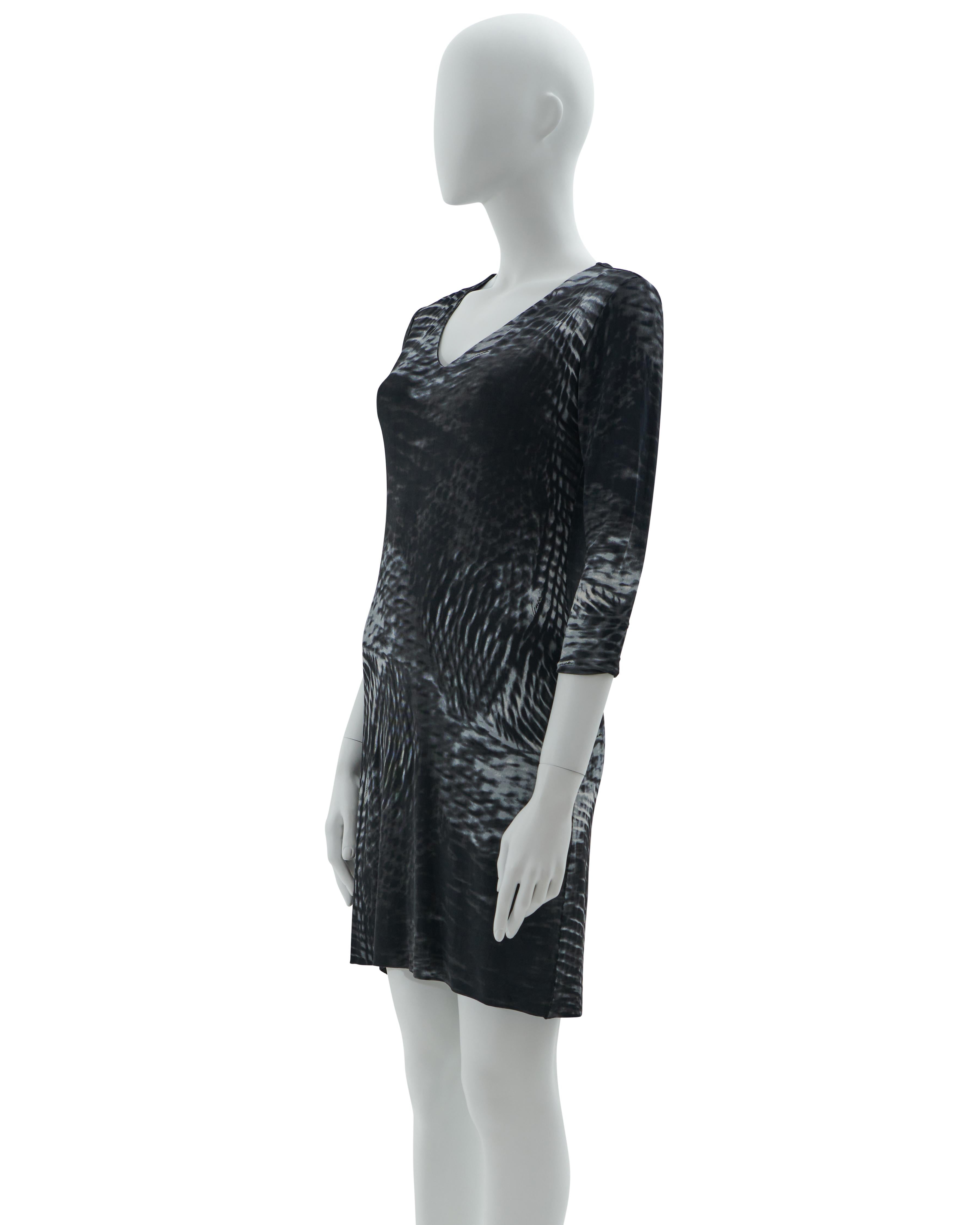 Gucci by Tom Ford S/S 2000 Abstract print viscose v-neck dress In Excellent Condition For Sale In Milano, IT