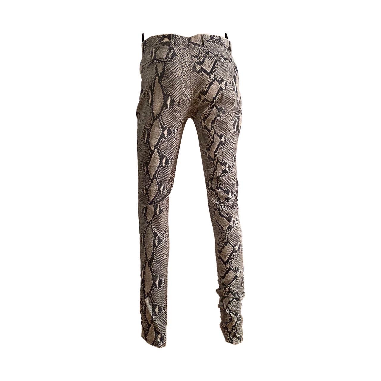 Tom Ford for Gucci grey snake skin print cotton skinny trousers from the Spring/Summer 2000 collection. Similar version showcased on the runway (Look 3, Oluchi Onweagba)

SIZE IT 44

Waistline – 80 cm / 31,4 inches  
Outseam – 104 cm / 40,9 inches