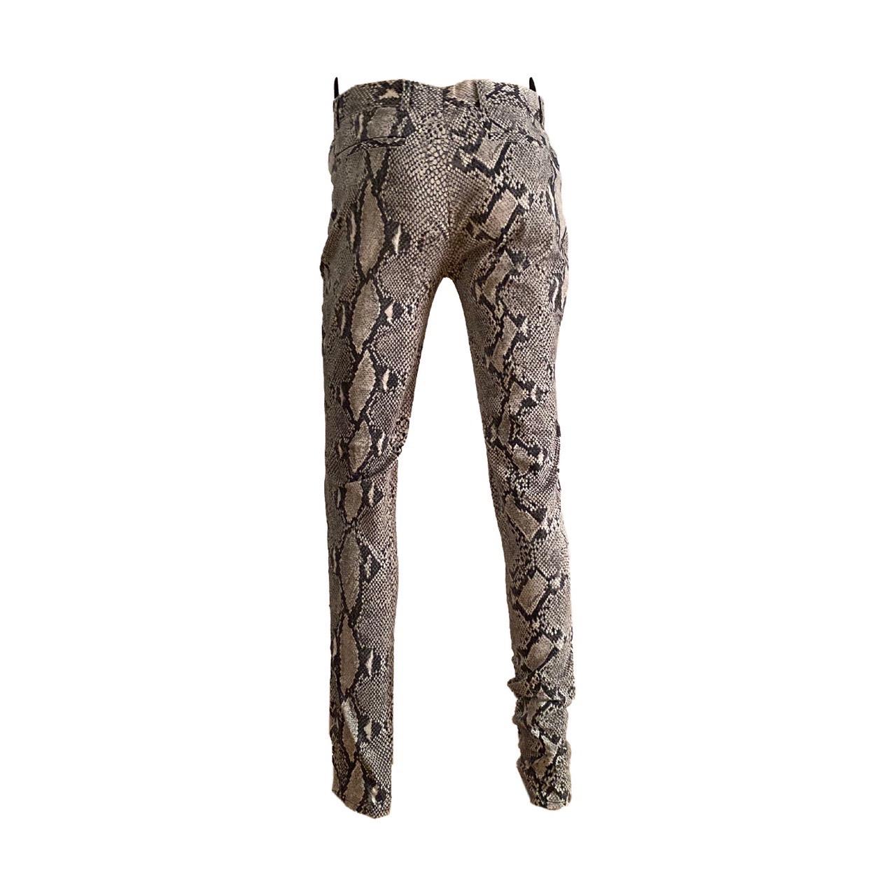 Tom Ford für Gucci: Graue Skinny-Hose aus Baumwolle mit Schlangenhautmuster aus der Frühjahr/Sommer 2000 Kollektion. Eine ähnliche Version wurde auf dem Laufsteg gezeigt (Look 3, Oluchi Onweagba)

GRÖSSE IT 44

Taille - 80 cm / 31,4 Zoll  
Außennaht