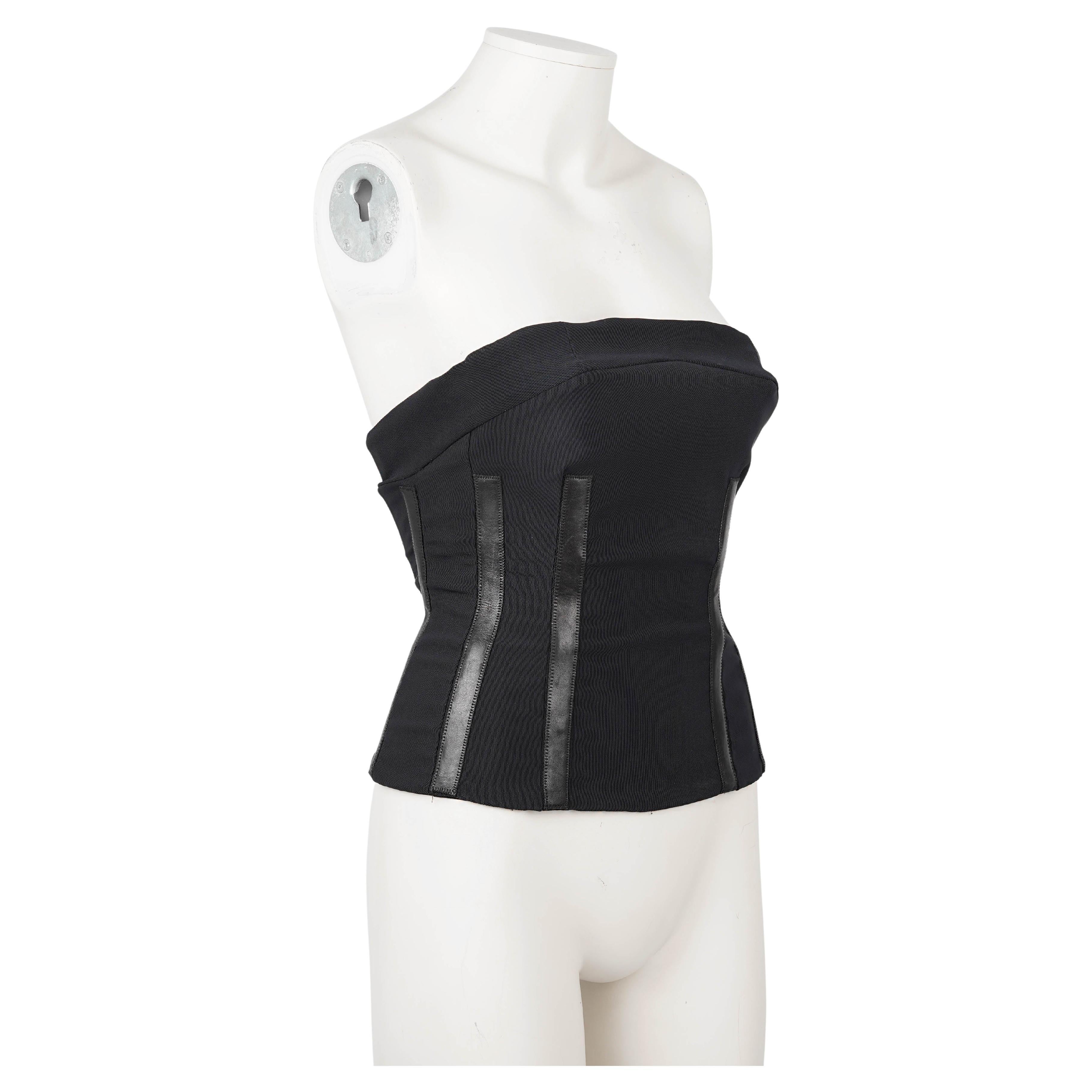 Un corset emblématique de la célèbre collection printemps/été 2001 de Tom Ford pour Gucci, tel qu'il a été porté sur le podium par Natasa Vojnovic (Look 24). Cette pièce illustre la vision de Ford d'une féminité puissante et d'un tailleur sensuel,