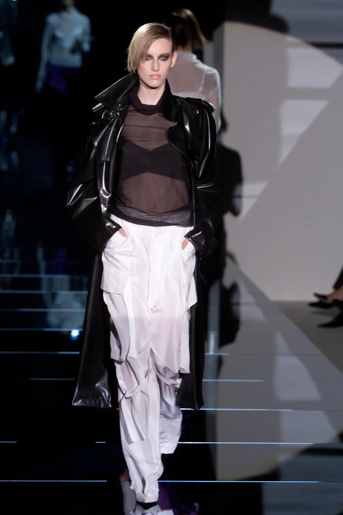 Disegnato sotto la direzione creativa di Tom Ford per l'iconica collezione primavera/estate 2001 di Gucci, questo raro reggiseno in raso nero incarna l'elegante sensualità dell'epoca. Realizzato in Italia con raso di seta nero lucido e fodera in