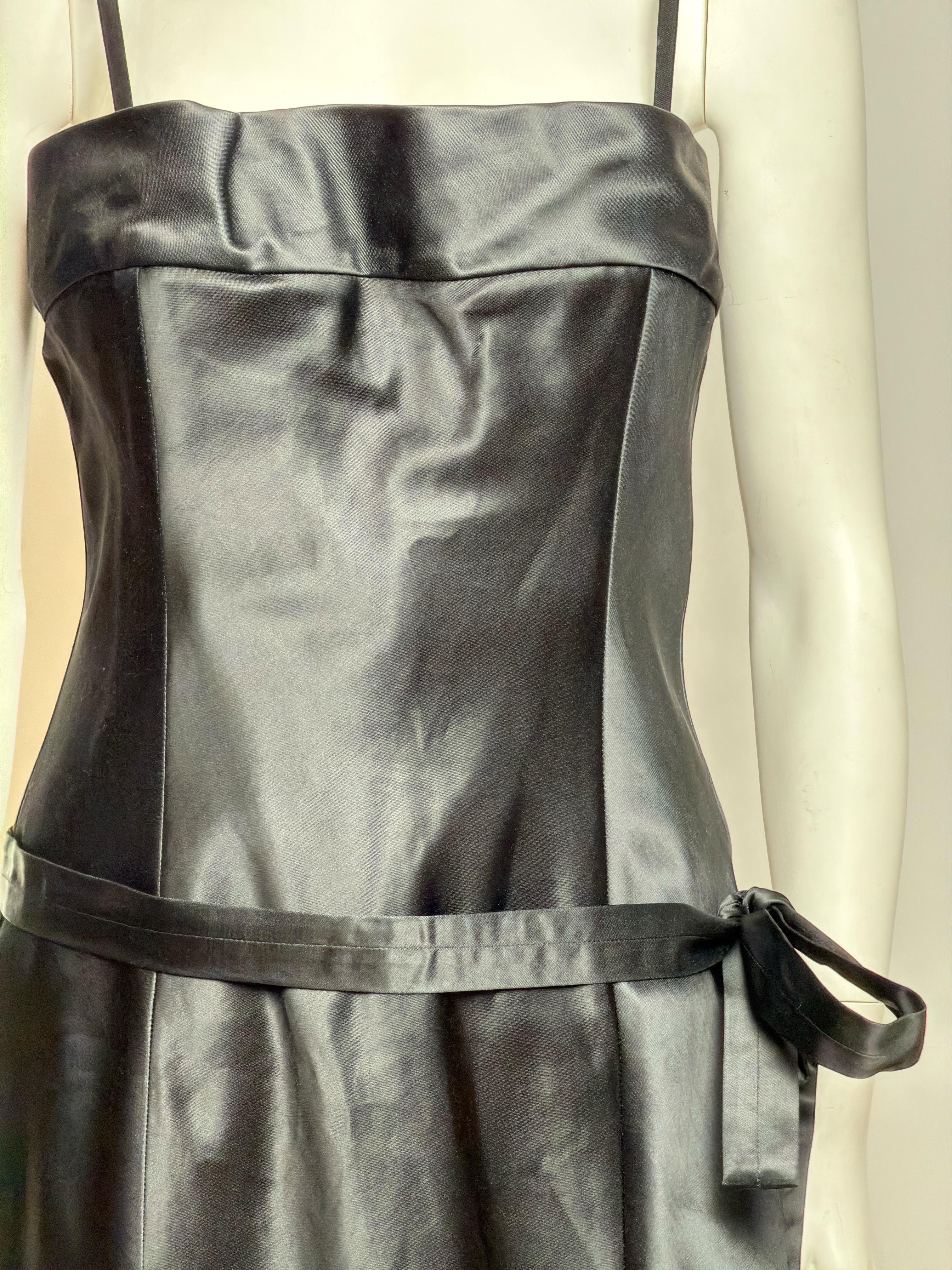 Donna Gucci by Tom Ford P/E 2001 Vestito midi in raso nero con corsetto e senza spalline in vendita