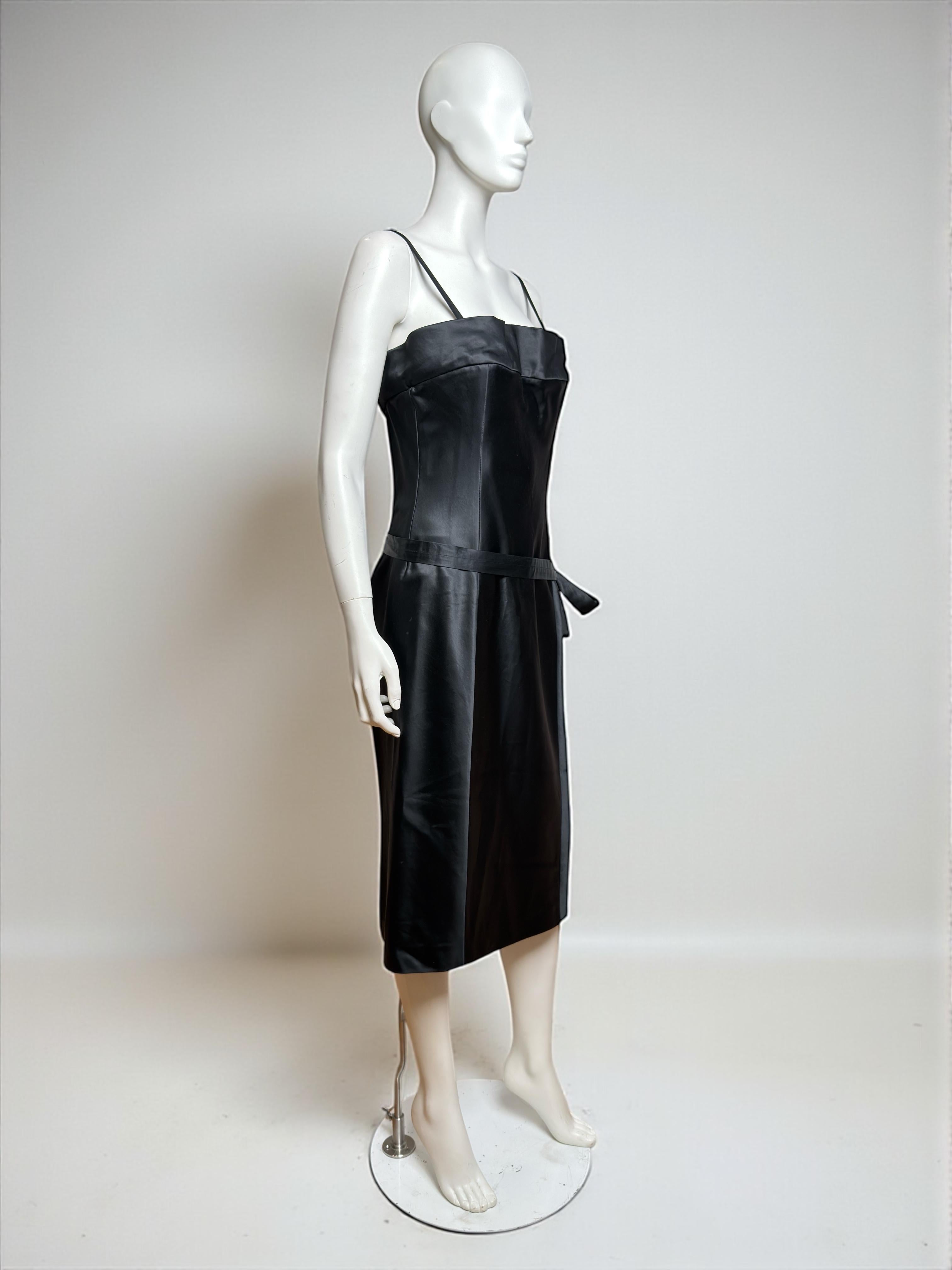 Gucci by Tom Ford P/E 2001 Vestito midi in raso nero con corsetto e senza spalline in vendita 1