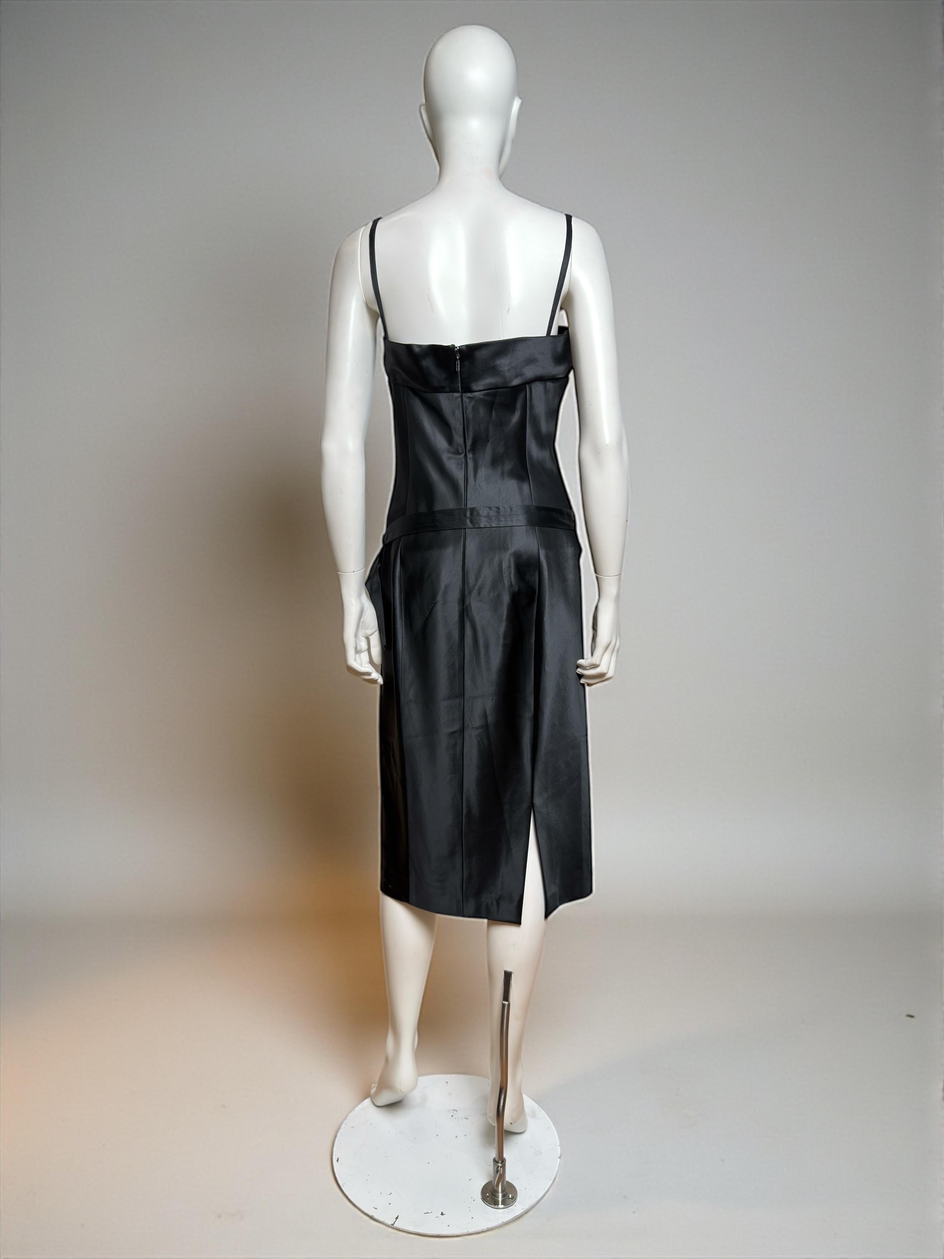 Gucci by Tom Ford P/E 2001 Vestito midi in raso nero con corsetto e senza spalline in vendita 3