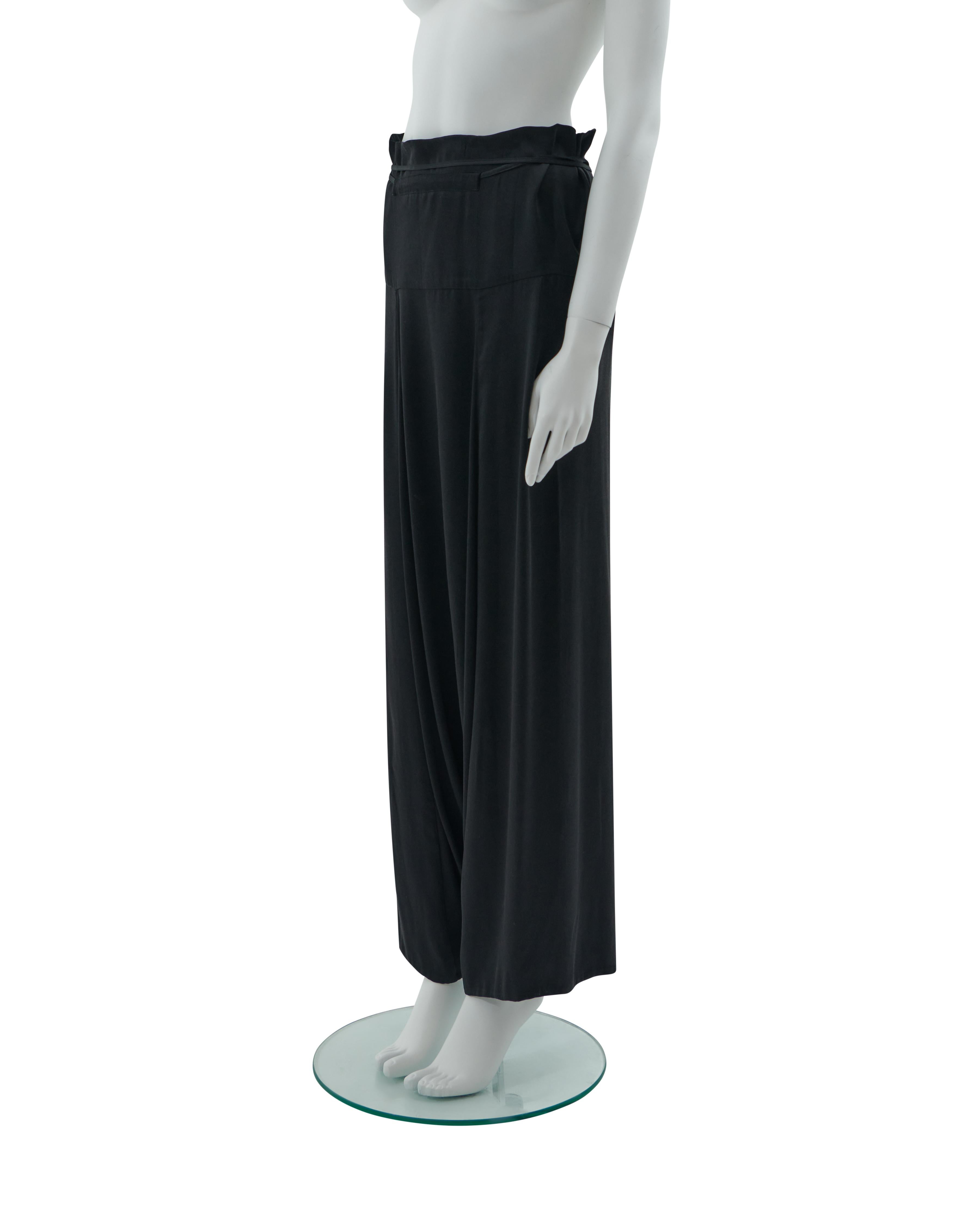 - Designed by Tom Ford
- Sold by Skof.Archive
- Runway look 36
- Black silk harem pants
- Adjustable tie at the waist
- Oversize fit 
- Spring-Summer 2002
- Made in Italy

Condition: Excellent

Composition: 100% Silk

Size: FR 34 - EN 38 - UK 6 - US