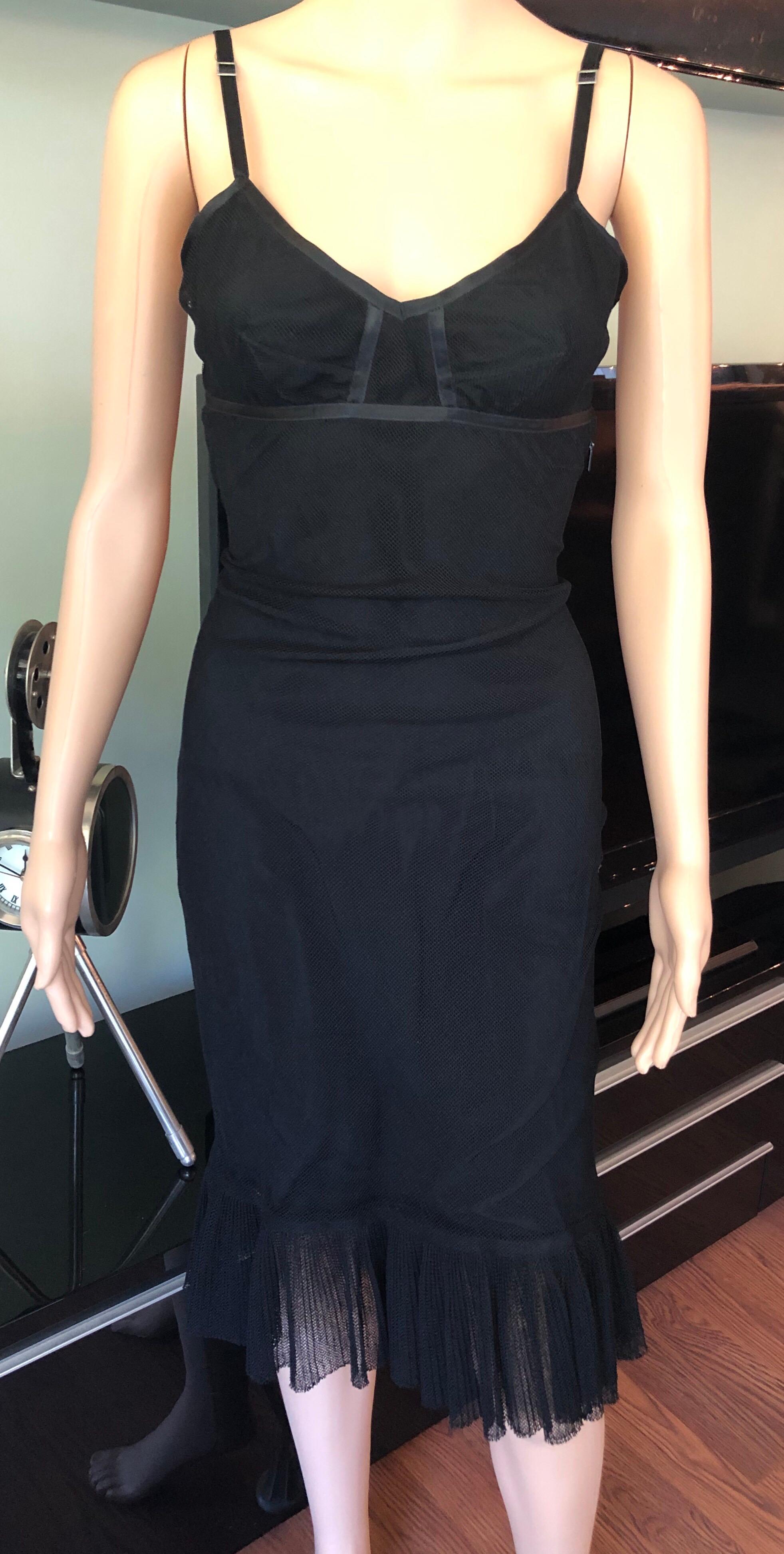 Schwarzes Kleid von Gucci by Tom Ford F/W 2001 mit ausgeschnittenem Rückenausschnitt aus Mesh im Zustand „Gut“ im Angebot in Naples, FL
