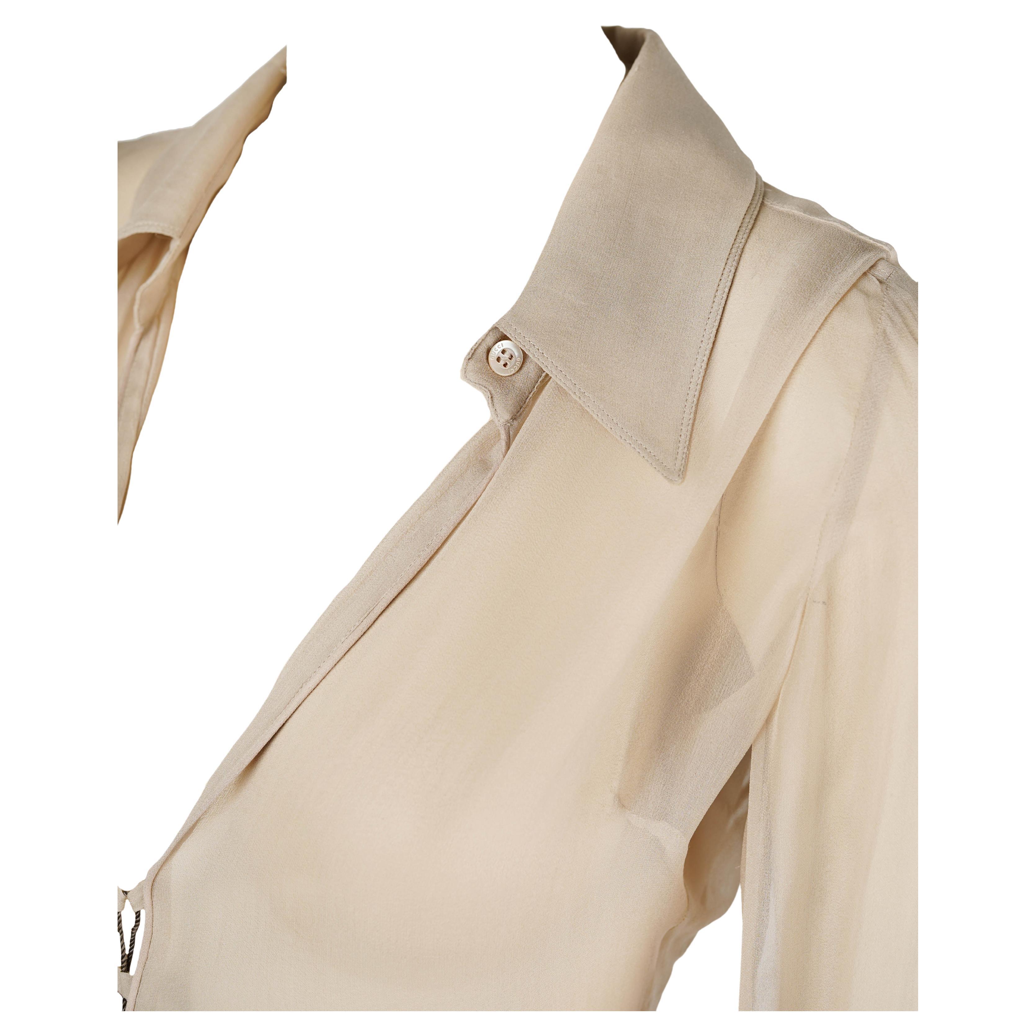 Esempio eccezionale del lavoro visionario di Tom Ford for Gucci, questa camicetta della primavera/estate 2002 cattura l'apice della sua estetica dei primi anni 2000: sensuale, sicura e meticolosamente costruita. Realizzata in una morbida tonalità