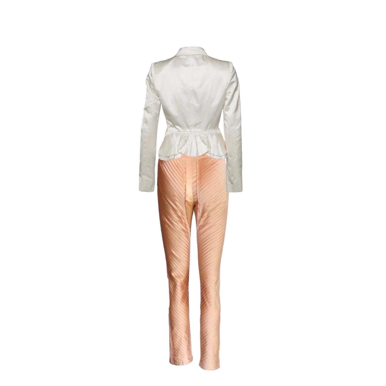Un rarissimo ensemble GUCCI by Tom Ford della sua ultima collezione estiva per la maison GUCCI.

Look 2 della collezione P/E 2004

Giacca in misto seta
Pulsante nascosto
Rifiniture sfilacciate
Il famoso design a ventaglio sul retro
Prodotto in