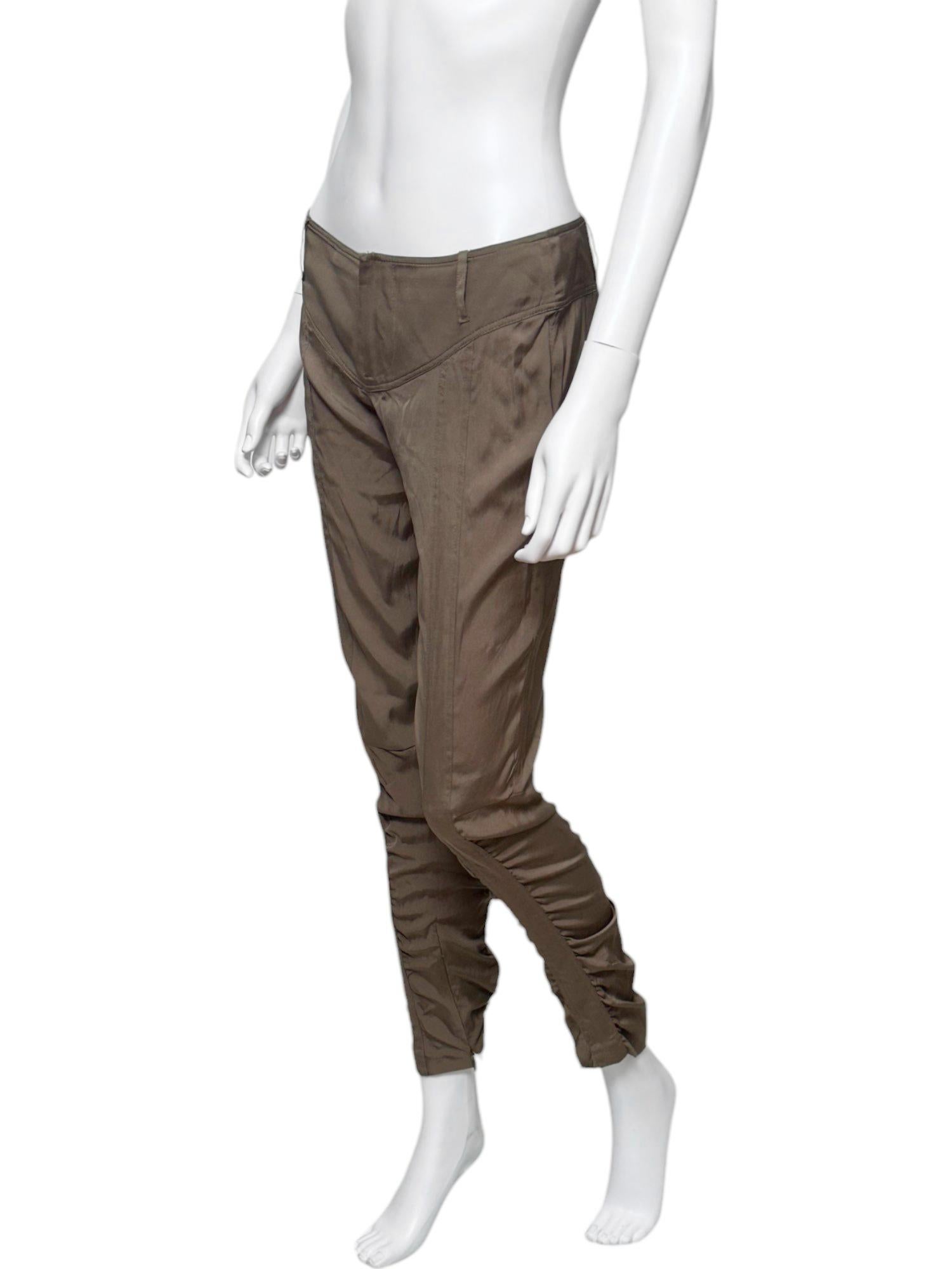 - Diseñado por Tom Ford
- Colección primavera verano 2004
- Pantalones marrones de seda
- Cortinas en los tobillos
- Cierre de gancho y cremallera
- Corte entallado
- Materiales: Seda
- Fabricado en Italia
- Excelente estado
- Talla FR 36 - EN 40 -