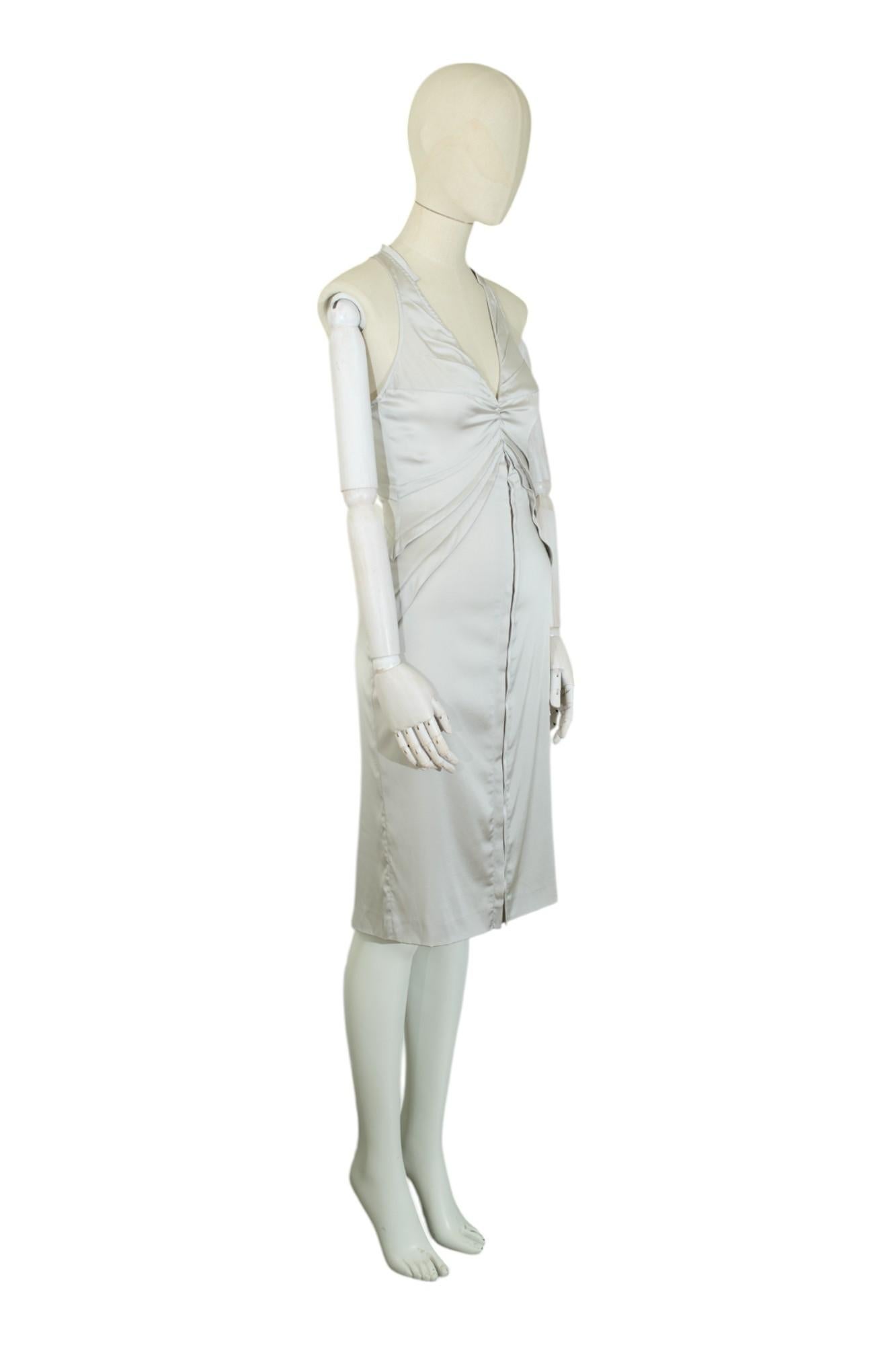 Atemberaubendes Seidenkleid von Gucci aus seiner Frühjahr-Sommer-Kollektion 2004. In sehr gutem Zustand. 

Marke: Gucci
Collection'S: S/S 2004
MATERIAL: Seide
Größe: IT 40
Herkunft: Hergestellt in Italien
Zustand: Sehr gut

Neu: Tadelloser Zustand