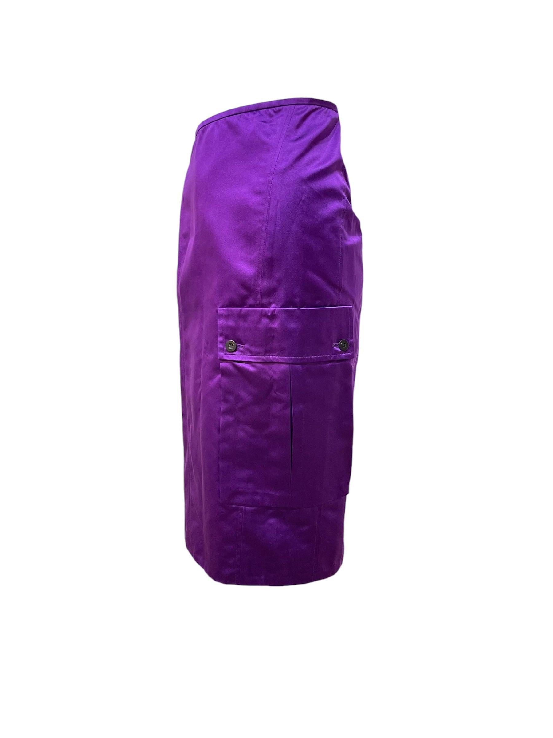 Wie auf dem Laufsteg für die Gucci Frühjahr/Sommer 2001 Kollektion von Tom Ford zu sehen. Modelliert von Anouck Lepère auf dem Laufsteg. Dieser auffällige Rock aus Satin hat eine große Cargotasche auf der Vorderseite und einen Schlitz auf der