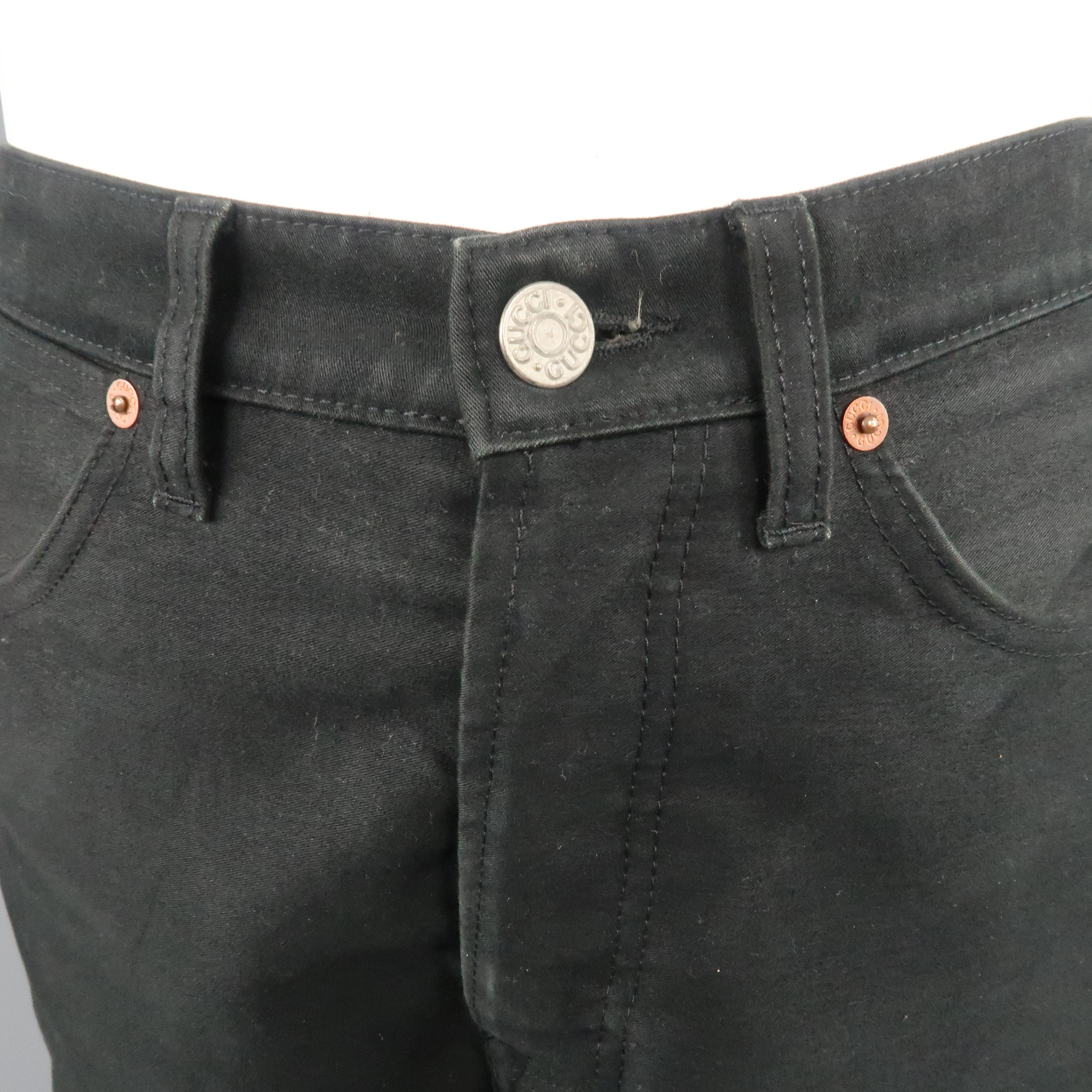 Die Archiv-Jeans von GUCCI by TOM FORD ist aus klassischem schwarzem Baumwoll-Canvas gefertigt und hat eine hohe Leibhöhe:: einen geknöpften Hosenschlitz:: einen geprägten Logo-Aufnäher und ein ausgestelltes Bein. Geringe Abnutzung. So wie es ist.