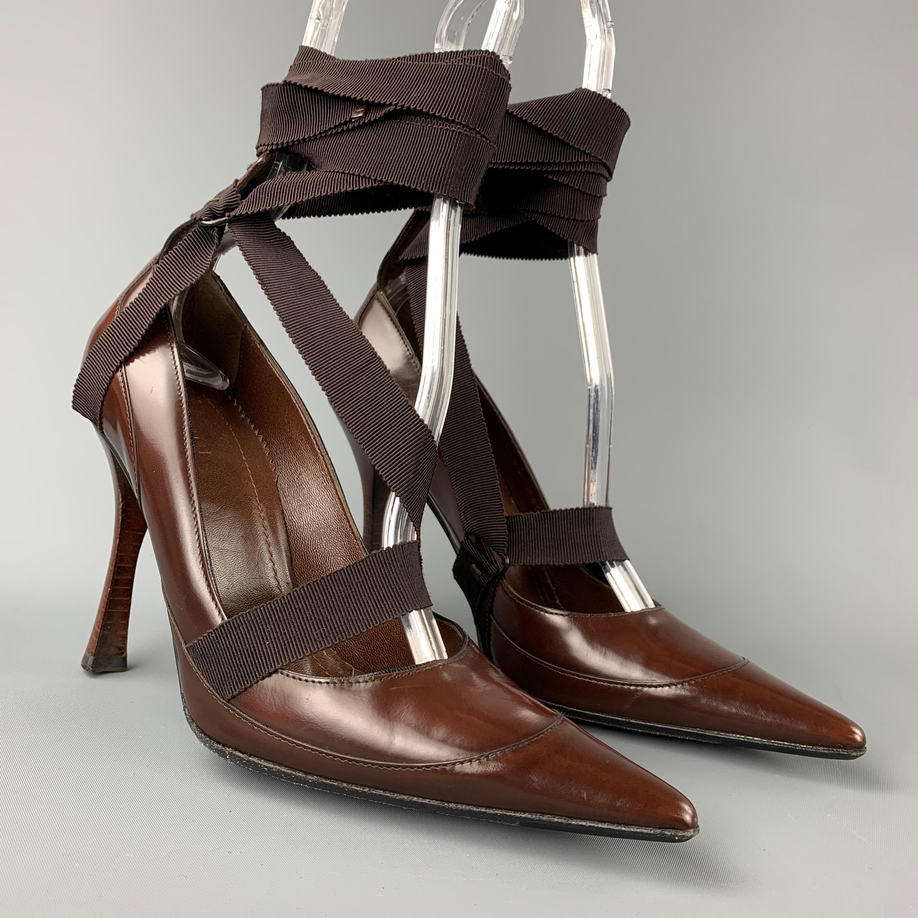 Los zapatos de salón GUCCI by TOM FORD se presentan en piel marrón con puntera en punta, detalle de tira de grosgrain y suela de madera. Fabricado en Italia.

Muy buen estado de conservación.
Puntuación: 6,5 B

Medidas:

Tacón: 4 pulg.