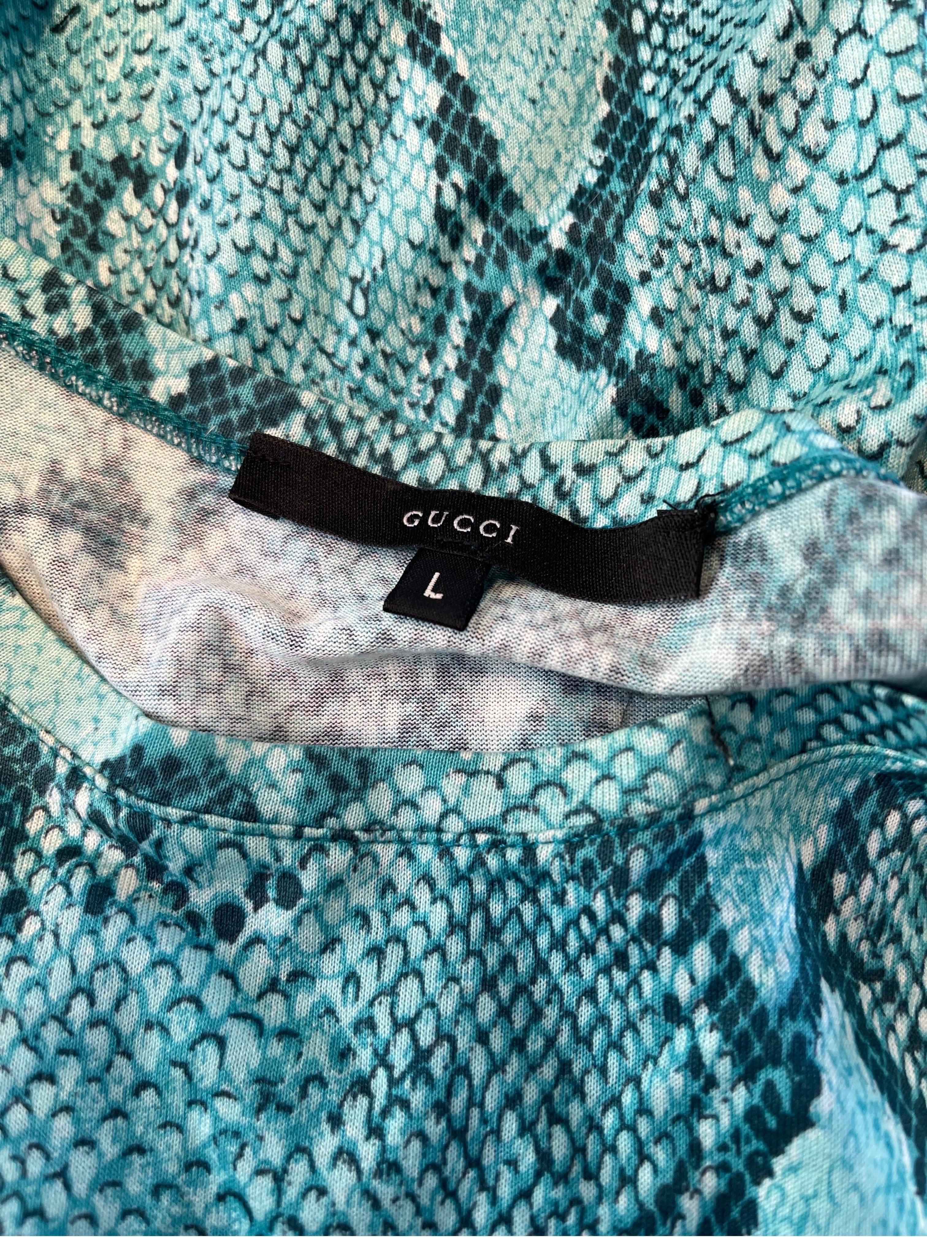 GUCCI by TOM FORD Frühjahr / Sommer 2000 türkisblaues Schlangenhaut-/Pythondruck-T-Shirt mit kurzen Ärmeln ! Mit ganzflächigem Schlangendruck. Toll in Schichten oder allein. Leicht beschnitten. Weiche, dehnbare Baumwolle passt sich an.
In tollem,