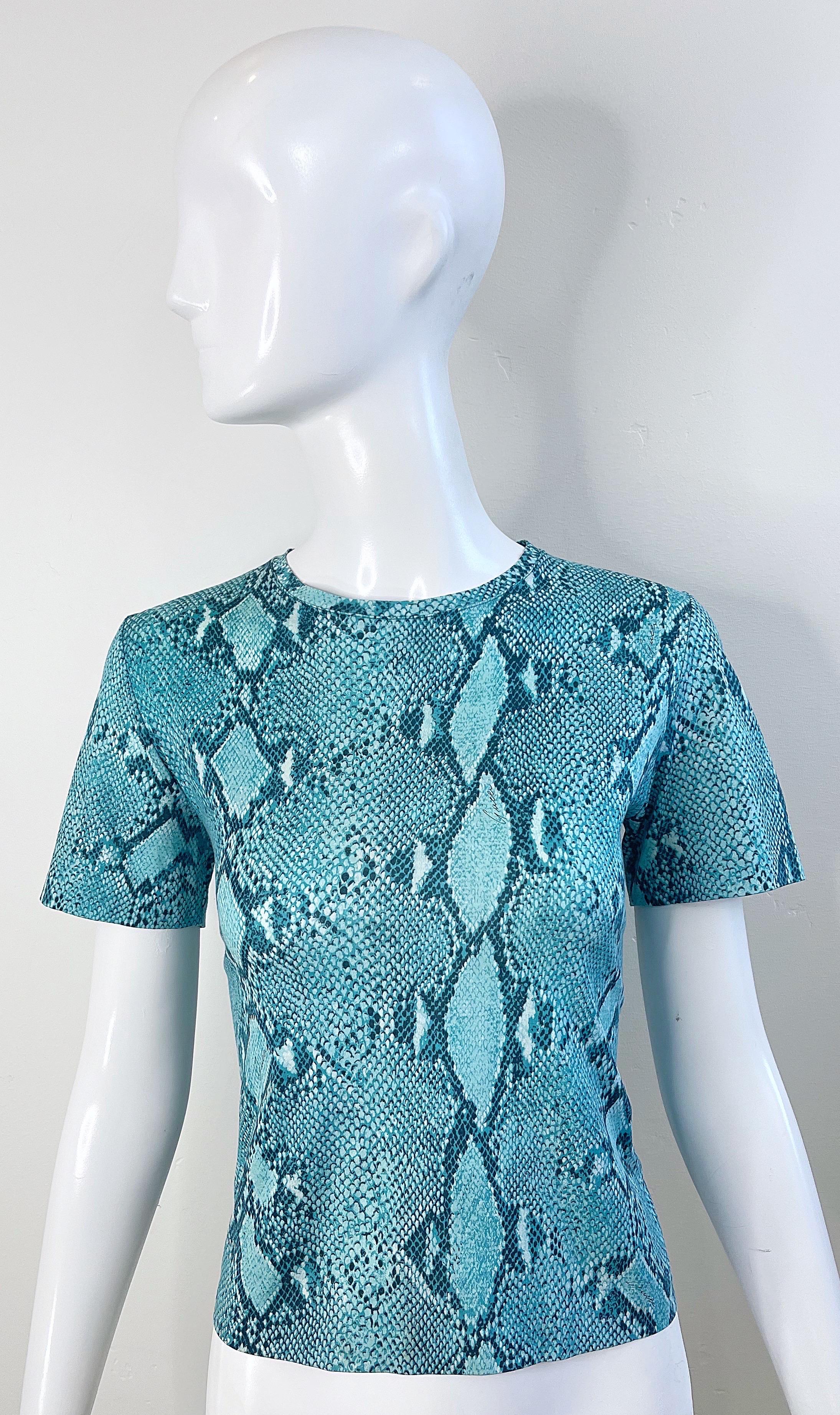 Women's Gucci by Tom Ford Spring 2000 Turquoise Blue Snake Print Vintage Tee Shirt Y2K For Sale