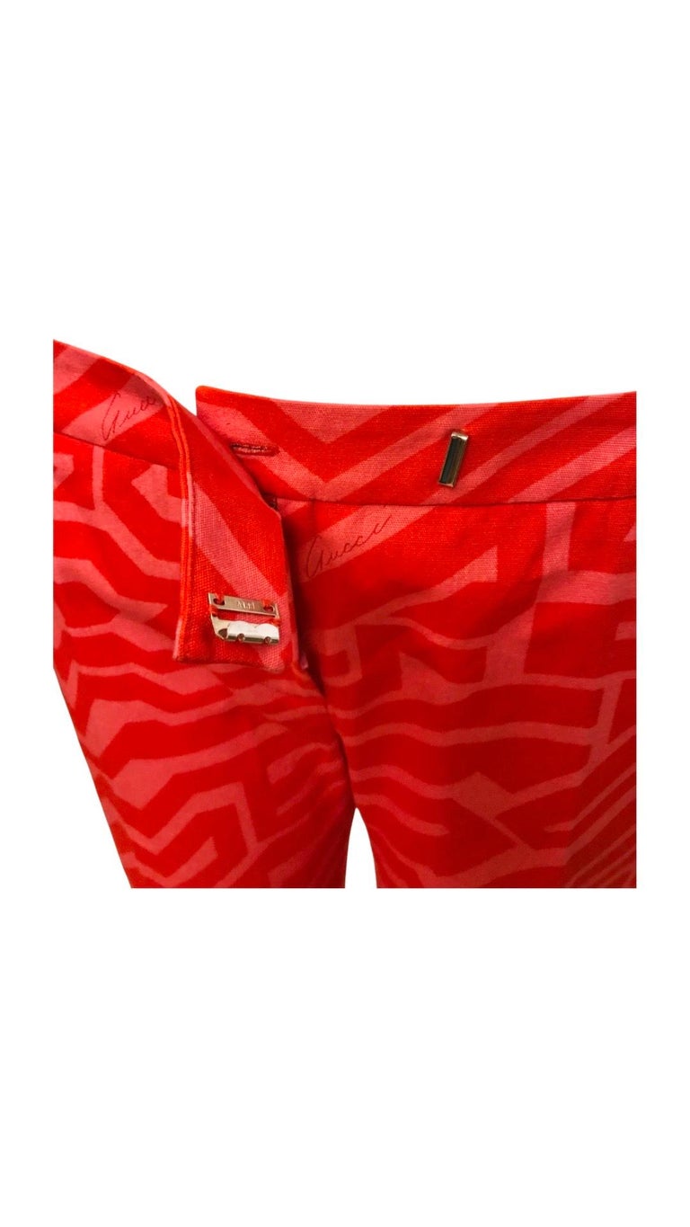 - Gucci by Tom Ford Spring/Summer 1996 retro inspired red/pink printed pants. 

- Straight leg. 

- Size 44. 

-Waistline: 33 inches approximately. Hips: 35 inches approximately. Length: 42 inches approximately. 



