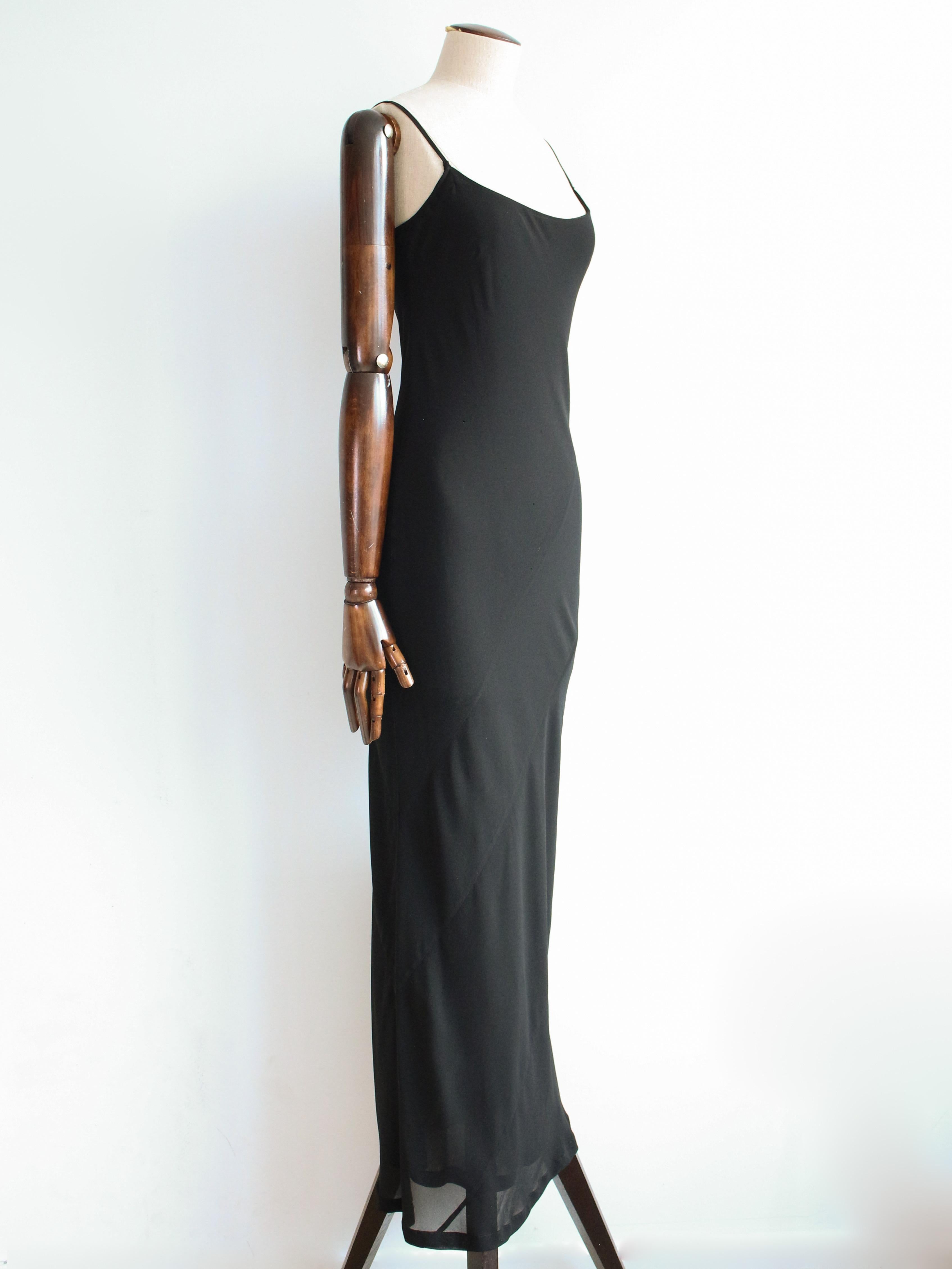 Gucci by Tom Ford Primavera/Verano 1997 vestido de crepé de seda-rayón negro de corte al bies.

Doble capa con panel en espiral, cuello redondo y tirantes finos.

Tagged talla IT42.

En muy buen estado.

