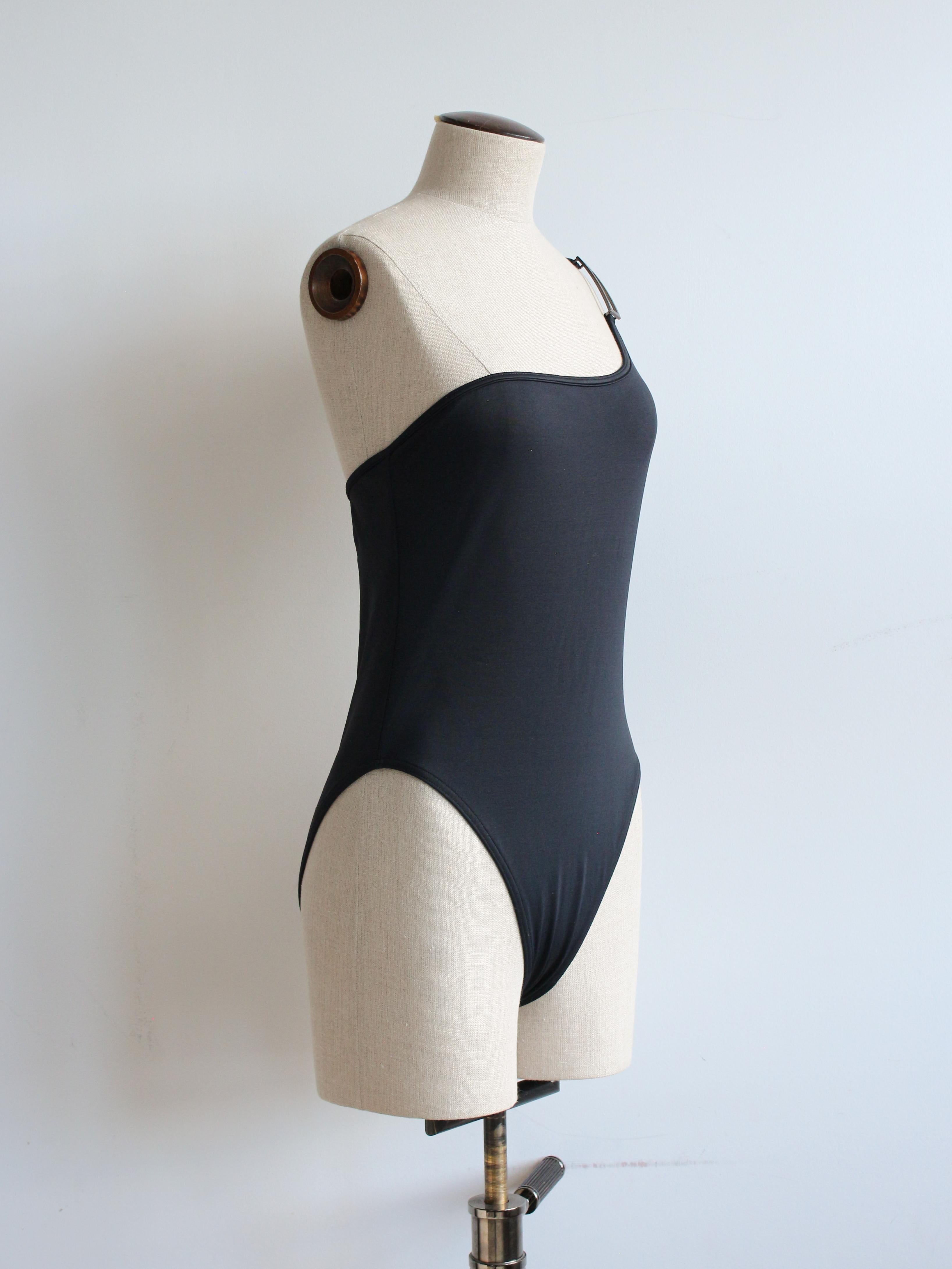 Gucci by Tom Ford Frühjahr/Sommer 1998 Ein-Schulter-Badeanzug aus Metall G in Schwarz im Zustand „Gut“ in Manchester, GB
