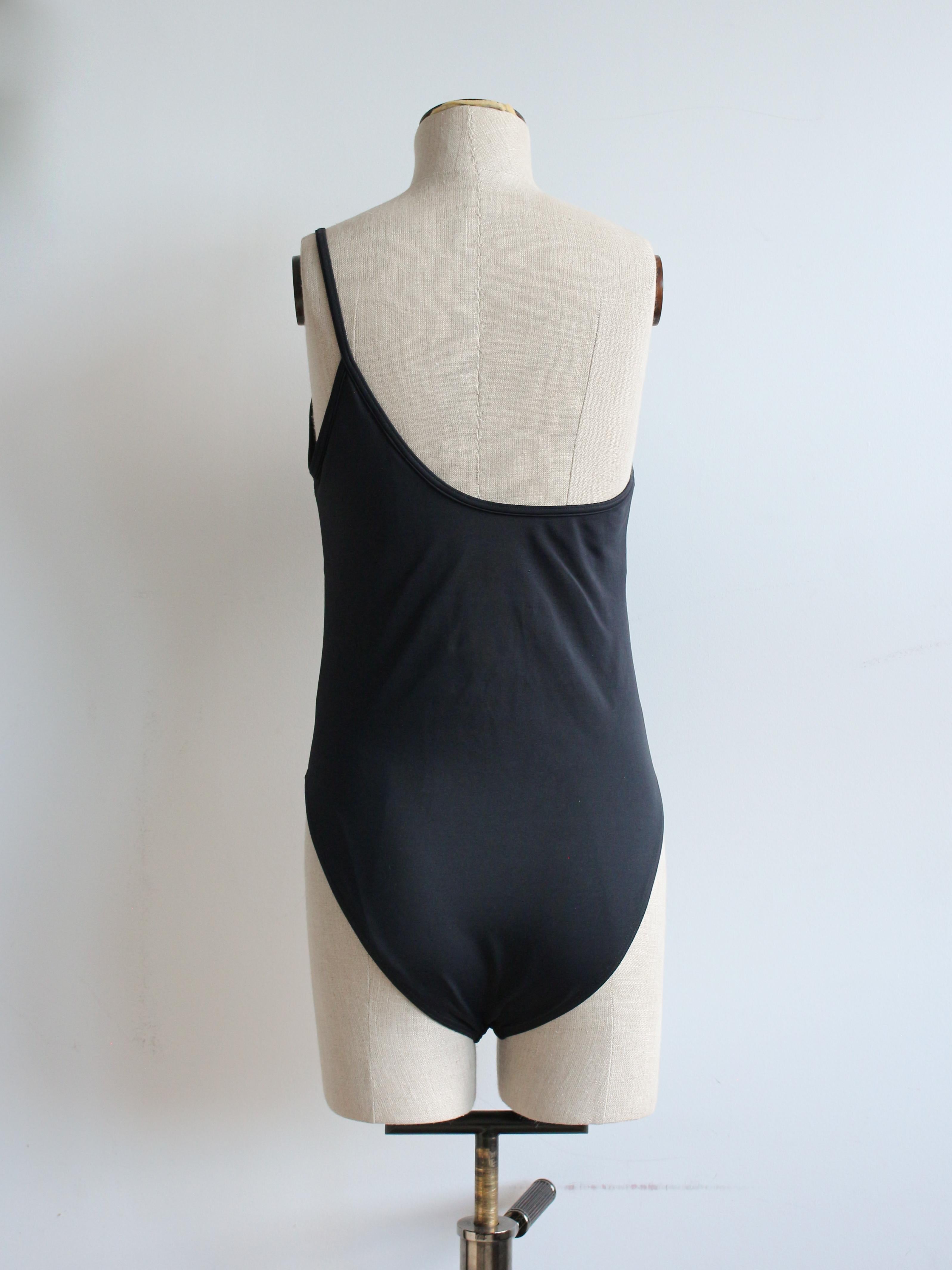 Gucci by Tom Ford Frühjahr/Sommer 1998 Ein-Schulter-Badeanzug aus Metall G in Schwarz Damen