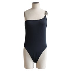 Gucci by Tom Ford Spring/Summer 1998 One Shoulder Metal G Black Swimsuit (Maillot de bain à une épaule en métal noir)
