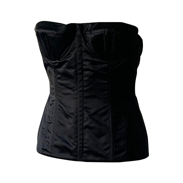 Top tipo corsé de satén negro de Gucci by Tom Ford, colección Primavera-Verano 2001