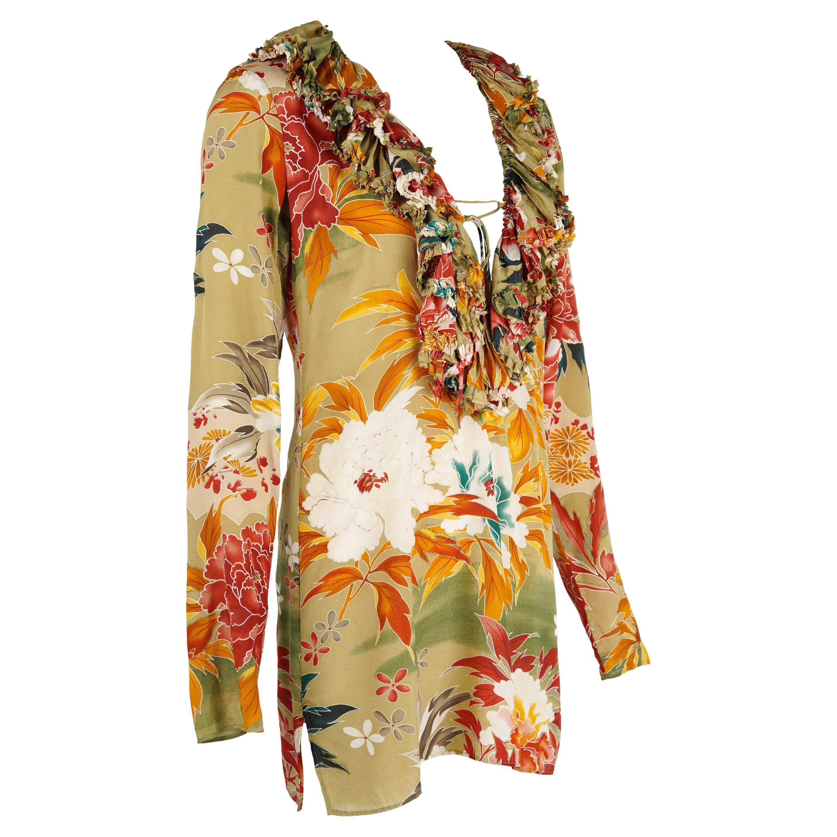 Pièce d'archive exceptionnelle de la célèbre période de Tom Ford chez Gucci, cette robe en soie printemps/été 2003 est une pièce rare pour les collectionneurs et les amateurs de mode de défilé du début des années 2000. Confectionnée en Italie dans