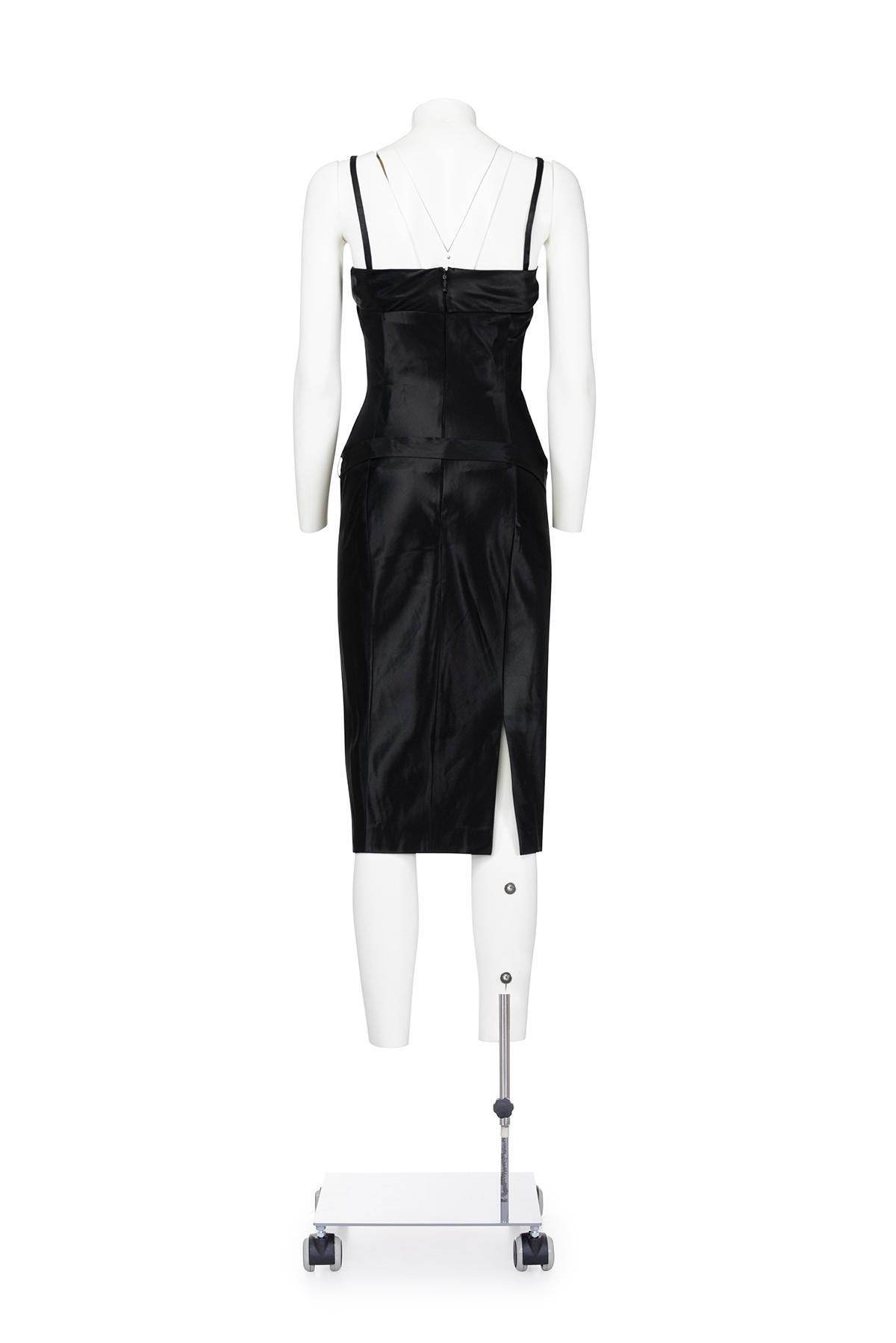 Spring Summer 2001 Iconic strapless whalebone bustier satin dress from Gucci by Tom Ford
Detachable shoulder straps 
Side belt
The composition is 56% viscose 44% cotton