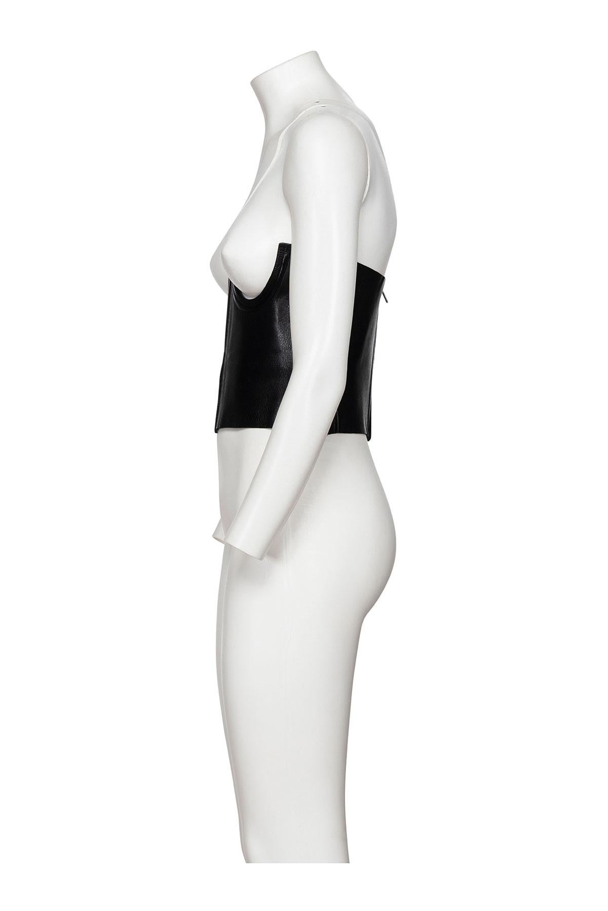 Spring Summer 2001 rare and iconic corset in bonded leather by Gucci by Tom Ford.
Zip at back.
The composition is 100% leather.