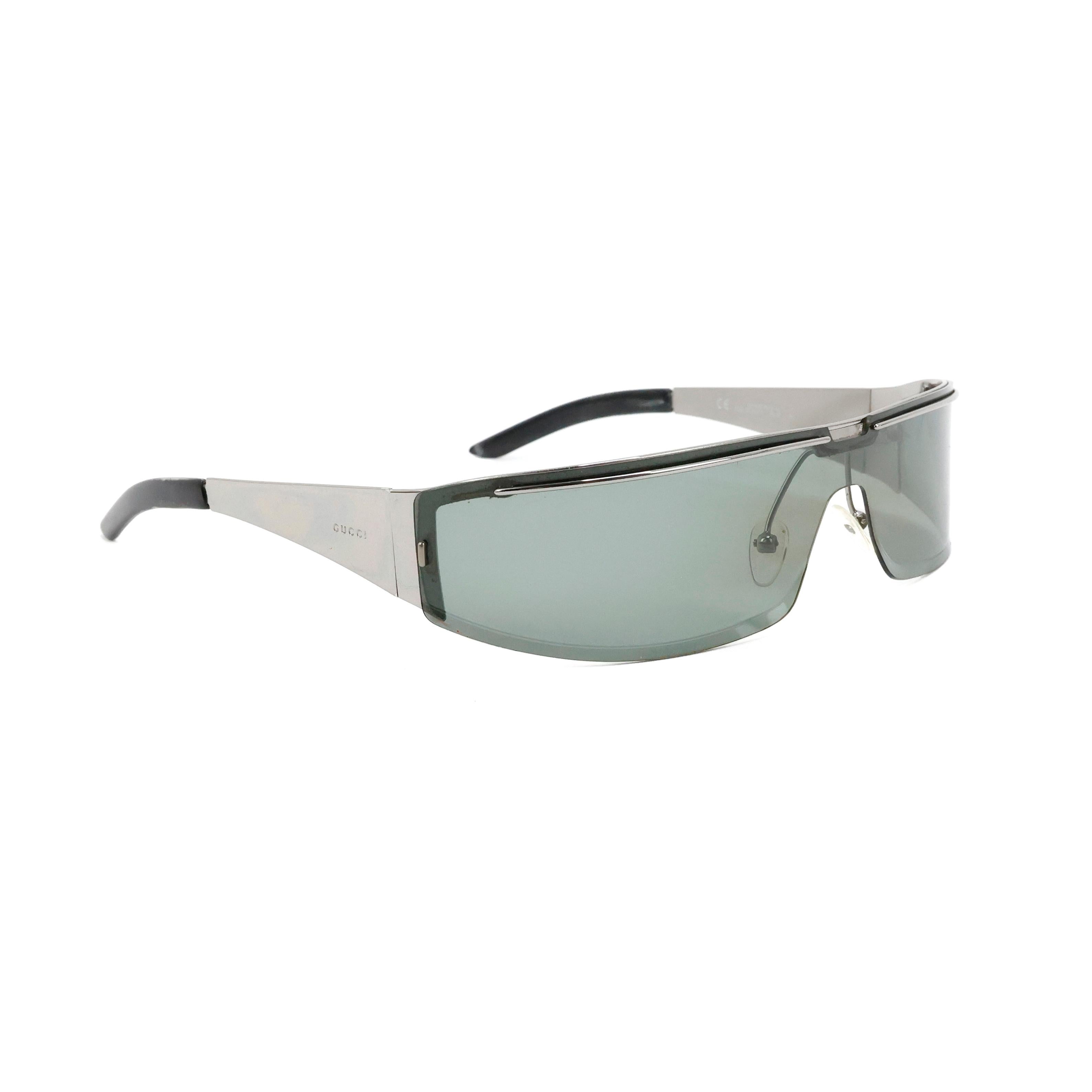 Gucci by Tom Ford full lens mask metallic sunglasses color silver.


Condition:
Good. Note: many slight scratches on lens, (that do not bother the use).


Packing/accessories:
Case.
