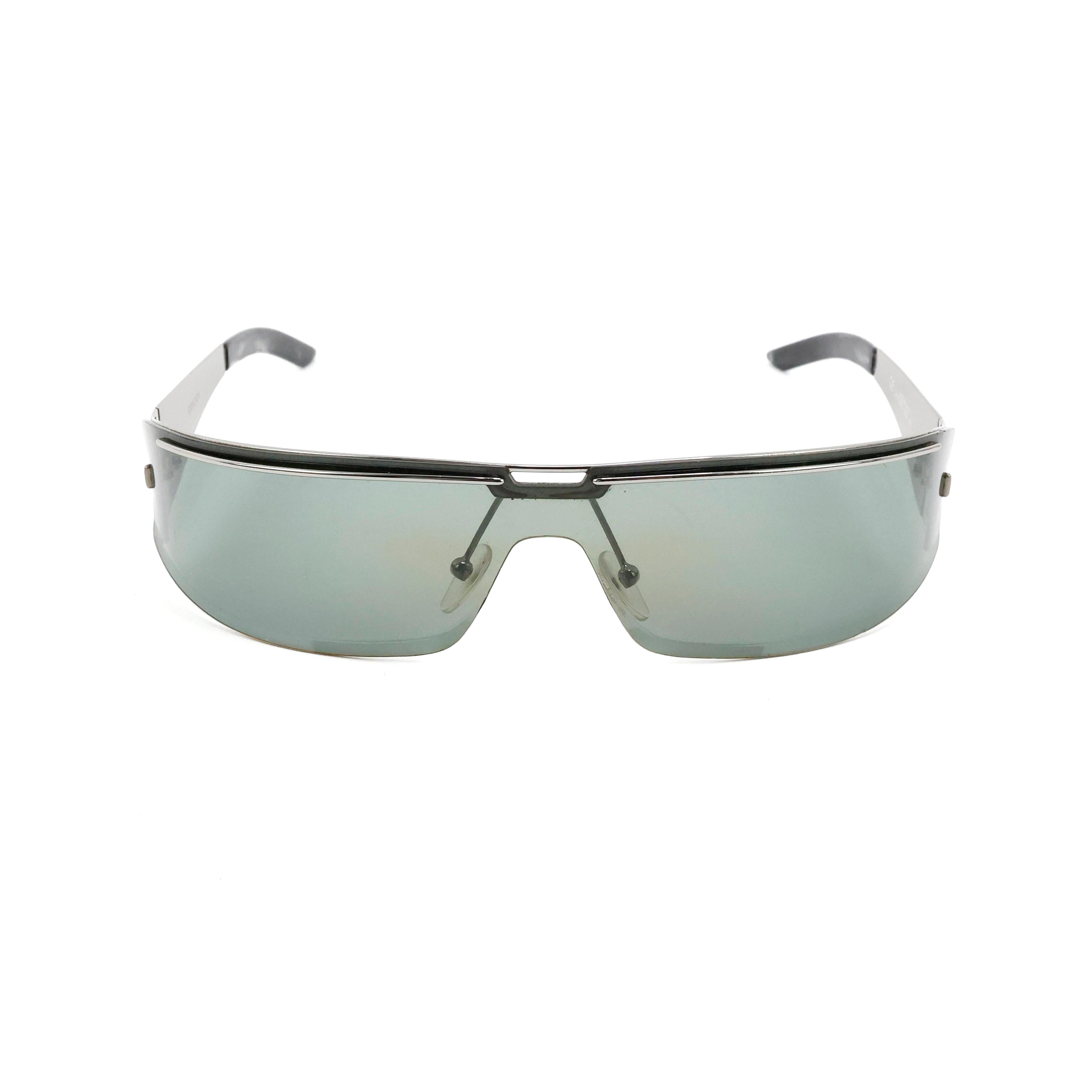 Gucci by Tom Ford full lens mask metallic sunglasses color silver.


Condition:
Good. Note: many slight scratches on lens, (that do not bother the use).


Packing/accessories:
Case.