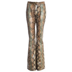 Pantalon évasé en cuir de python beige Gucci by Tom Ford, P/E 2000