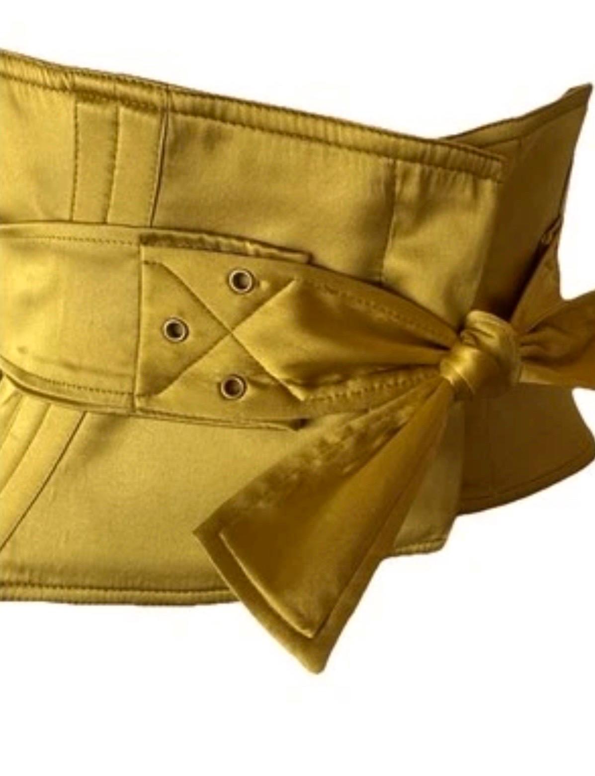 GUCCI by TOM FORD Vintage Runway F/W 2003 Yellow Gold Silk Corset Belt In Good Condition For Sale In Woodland Hills, CA