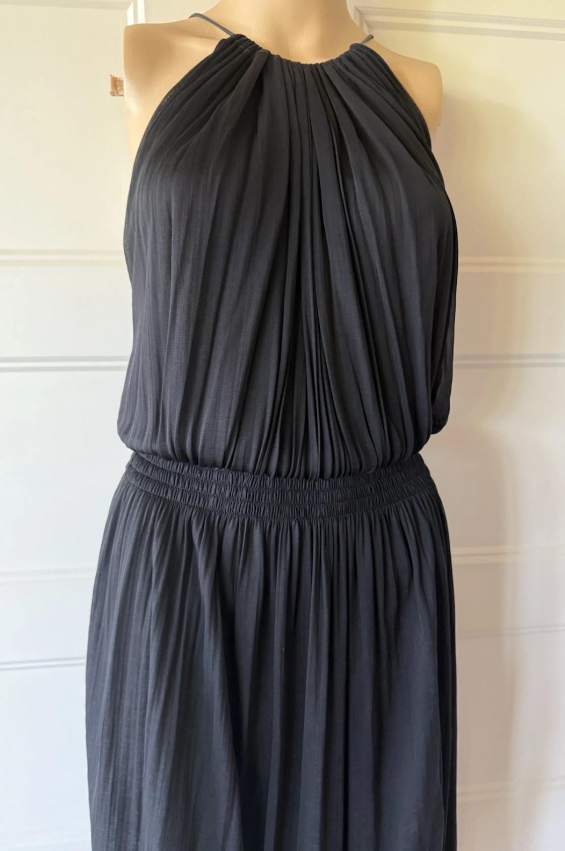 Una pieza sin esfuerzo de la célebre época de Tom Ford en Gucci.
Diseñado para la colección Primavera/Verano 2000, este ligero vestido midi presenta un fluido efecto drapeado y plisado, escote halter con cierre de lazo de cuero y una elegante