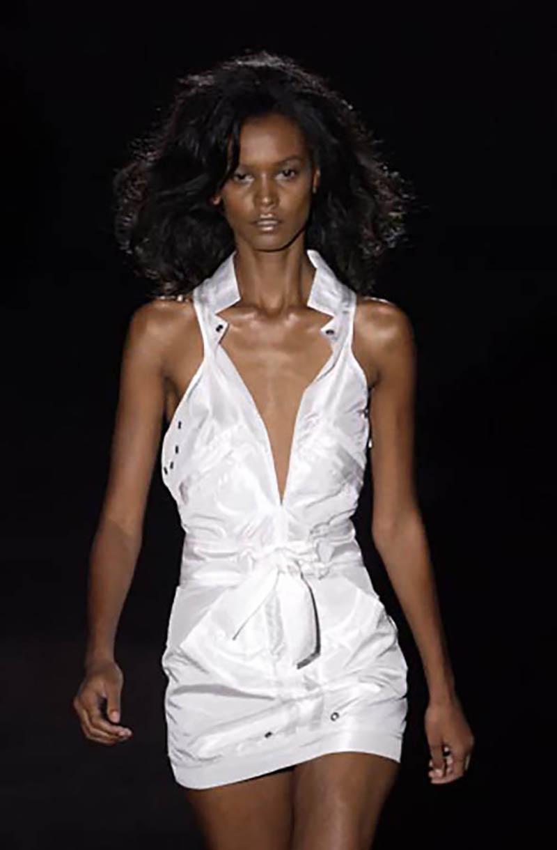 Gucci by Tom Ford Weißes Minikleid mit Rollkragen - Frühjahr/Sommer 2003 Laufsteg IT40 im Angebot 5