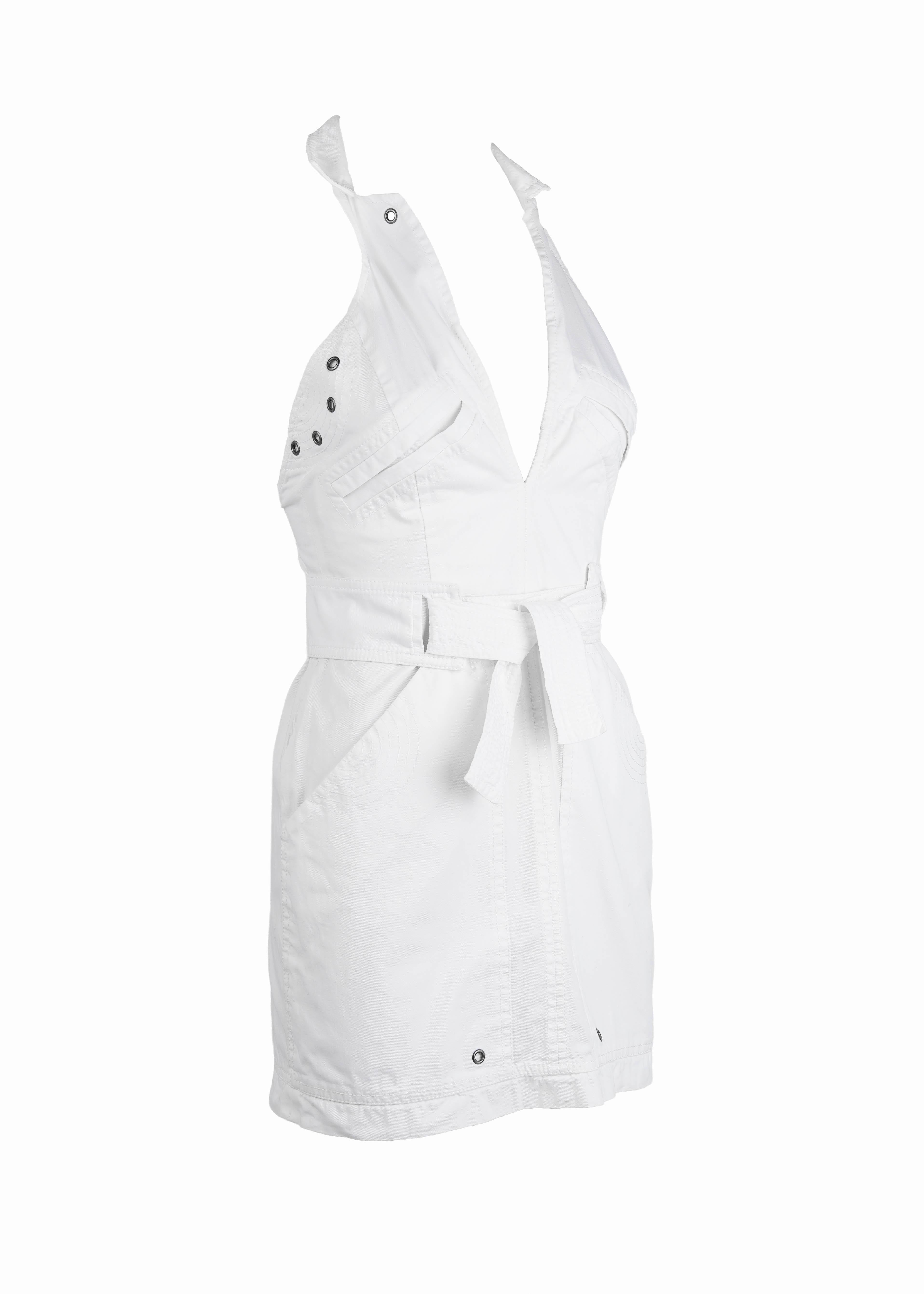 Dieses kultige Sammlerstück aus Tom Fords Frühjahr/Sommer-Kollektion 2003 für Gucci verkörpert die elegante Sinnlichkeit und den provokativen Minimalismus, die seine Ära bei Gucci prägten.

Dieses in Italien fachmännisch aus strahlend weißer