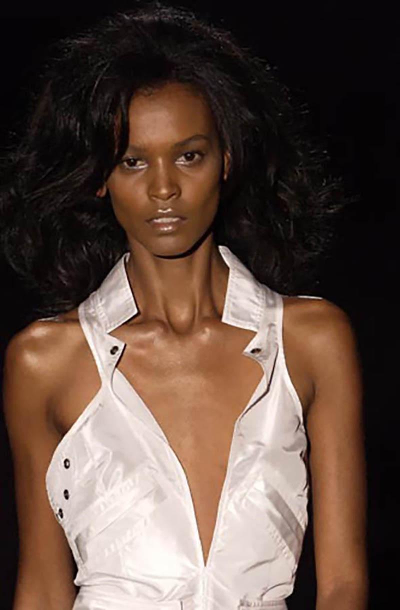 Gucci by Tom Ford Weißes Minikleid mit Rollkragen - Frühjahr/Sommer 2003 Laufsteg IT40 im Angebot 4