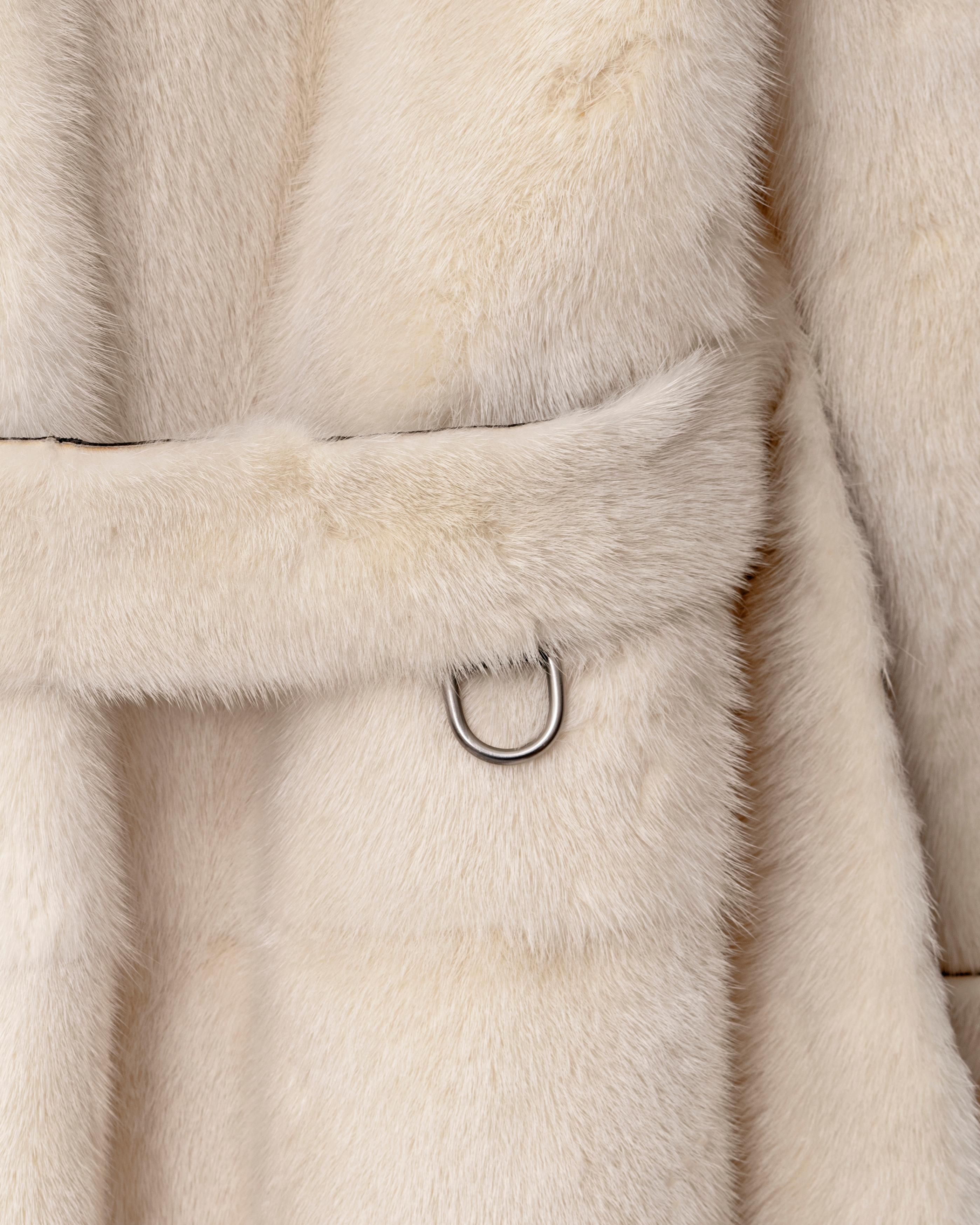 Trench-coat Gucci par Tom Ford en fourrure de vison blanche, automne-hiver 1998 en vente 13