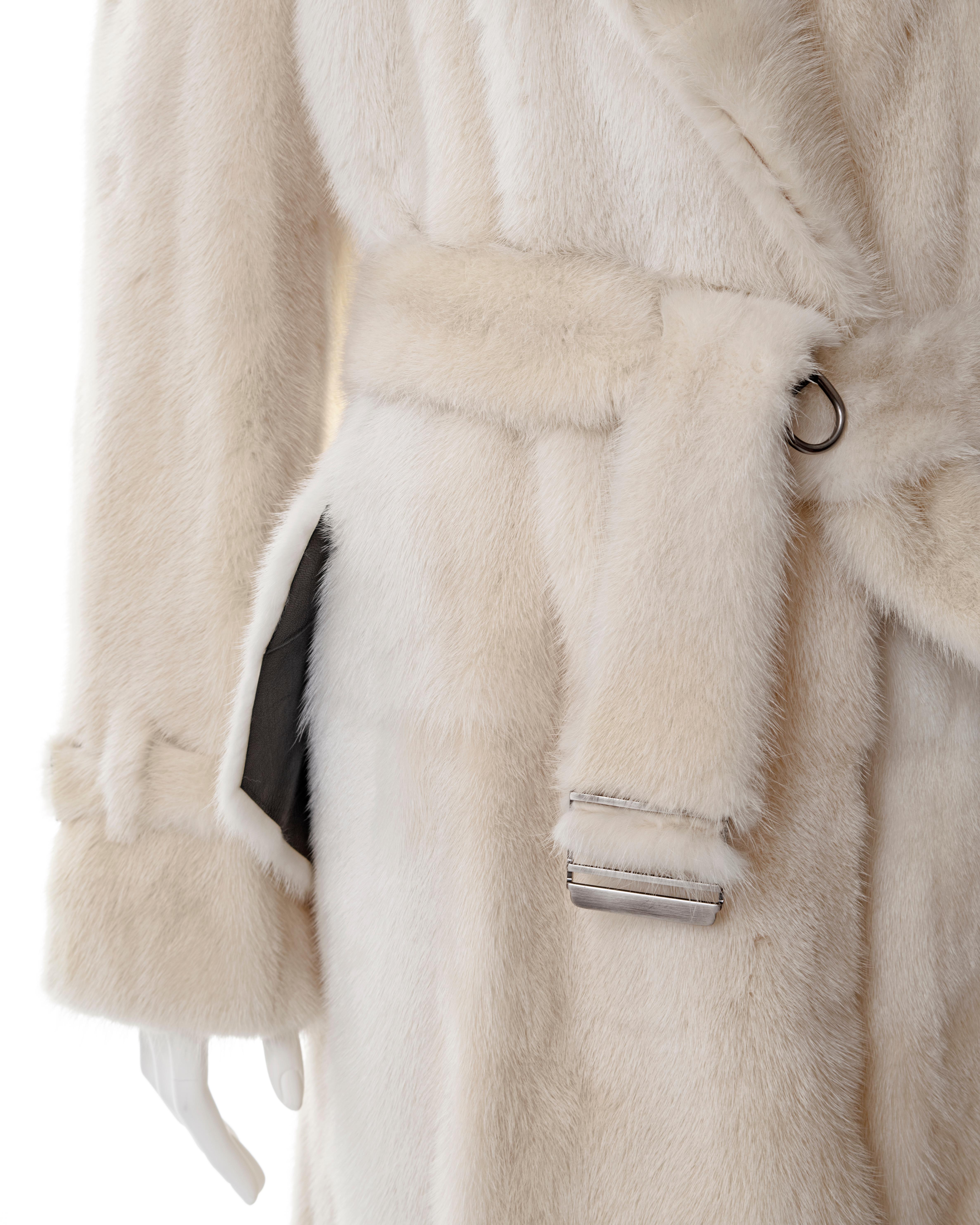 Trench-coat Gucci par Tom Ford en fourrure de vison blanche, automne-hiver 1998 Excellent état - En vente à London, GB