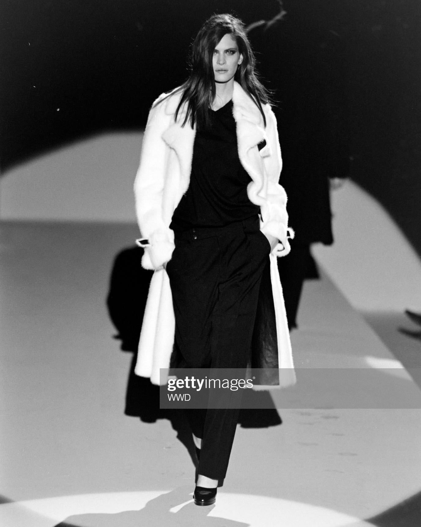 Trench-coat Gucci par Tom Ford en fourrure de vison blanche, automne-hiver 1998 en vente 2
