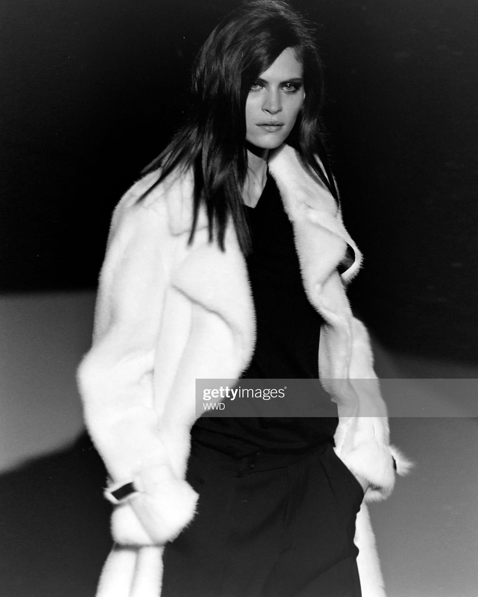 Trench-coat Gucci par Tom Ford en fourrure de vison blanche, automne-hiver 1998 en vente 3