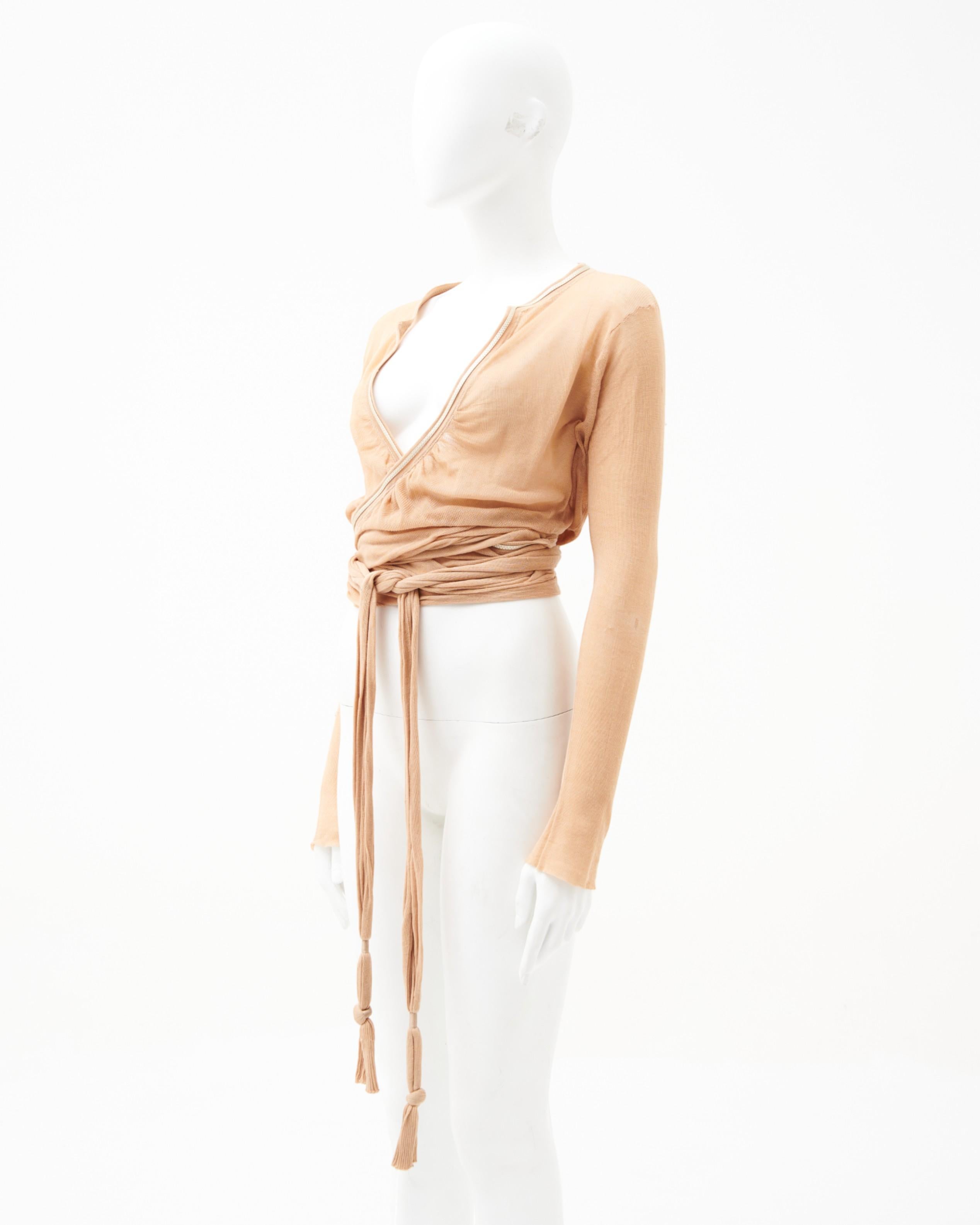 - Diseñado por Tom Ford
- Vendido por Skof.Archive
- Finales de 90
- Cárdigan rosa asimétrico de encaje 
- Diseño envolvente
- Mangas largas
- Escote en V
- Lazos extra largos con borlas en los extremos
- Largo recortado con envoltura estilo