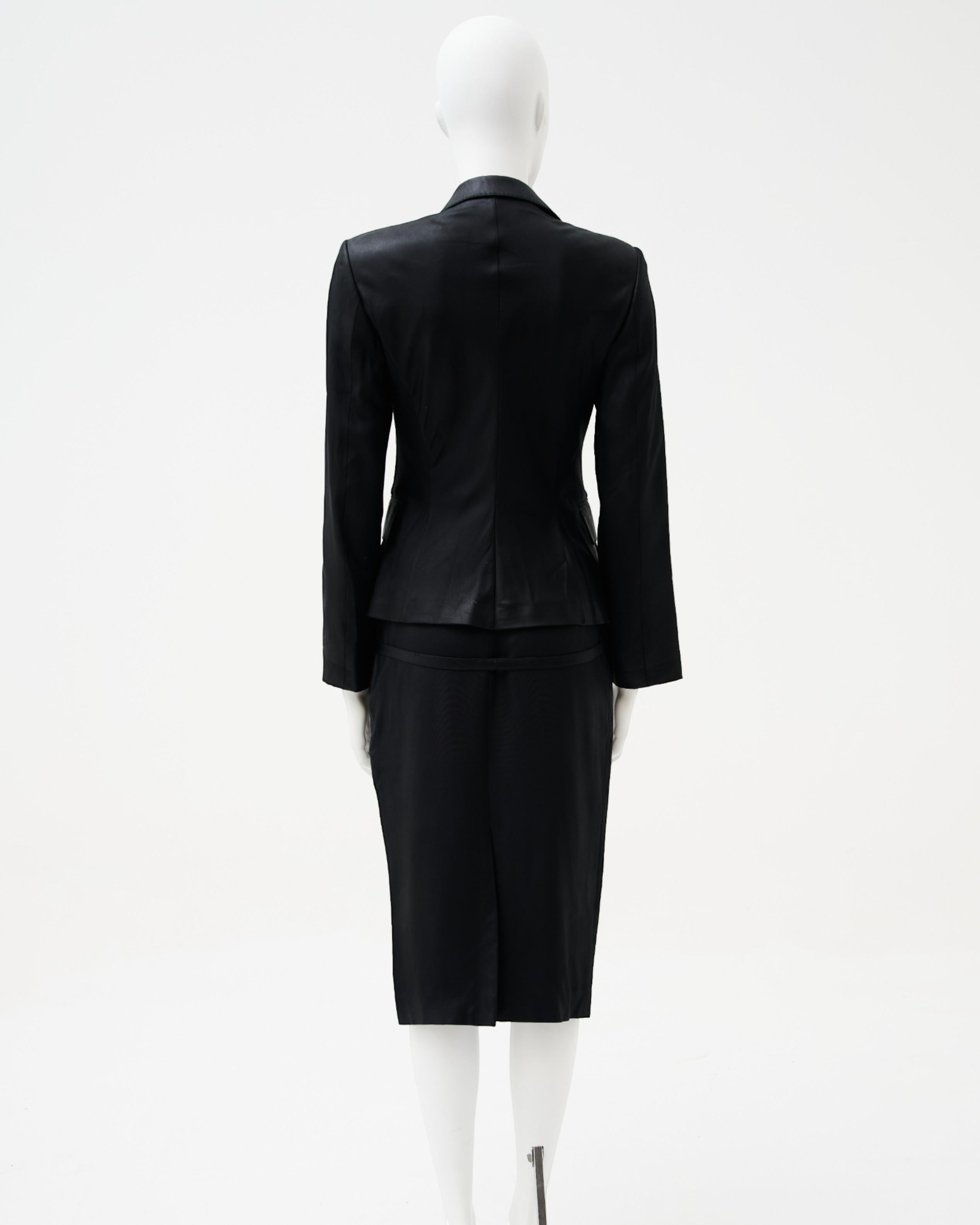 Gucci par Tom Ford	S/S 2001 Tailleur de soie noire Excellent état - En vente à Milano, IT