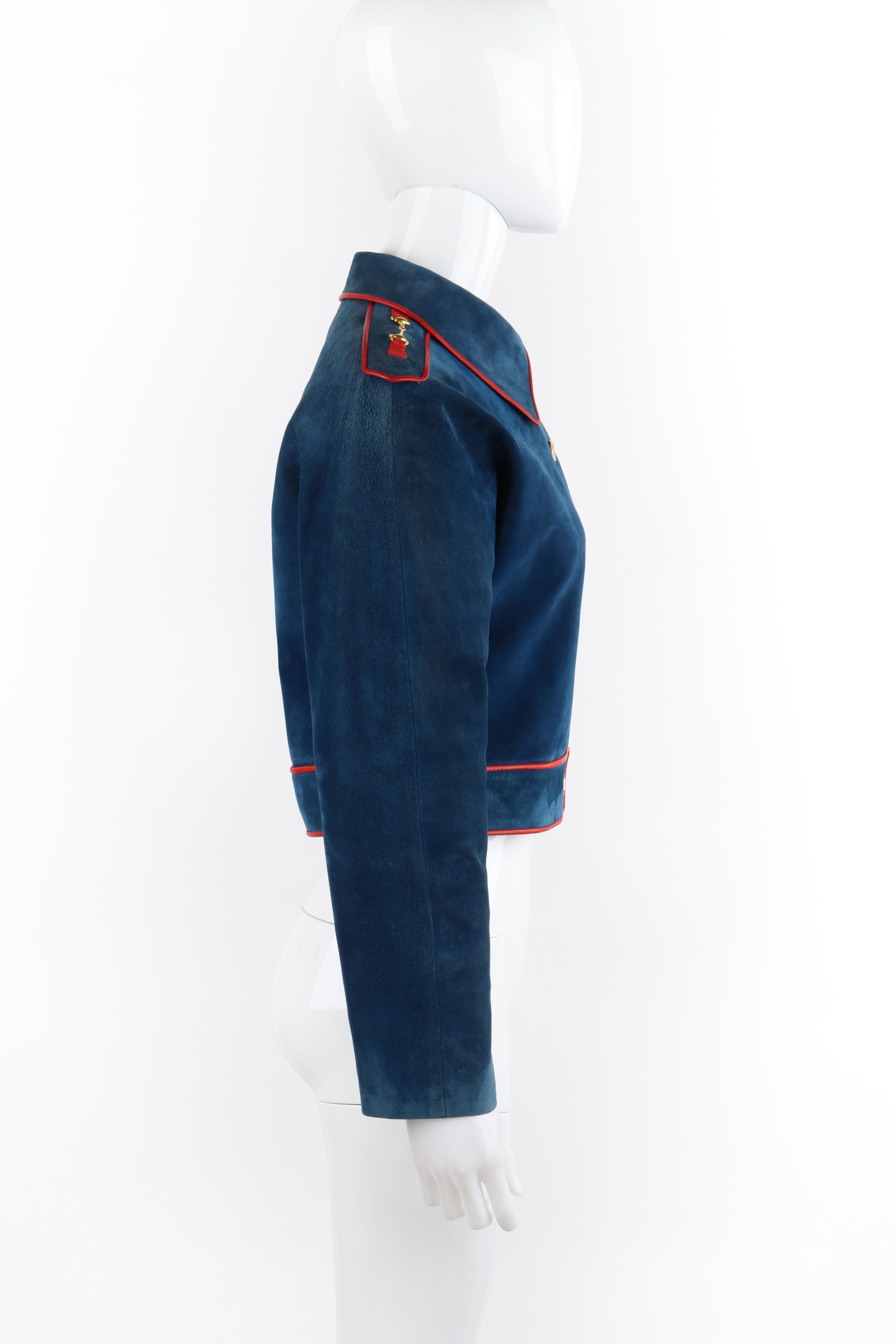 GUCCI c.1970s Veste courte boutonnée en daim bleu rouge avec bordure en cuir et mors de cheval Bon état - En vente à Thiensville, WI