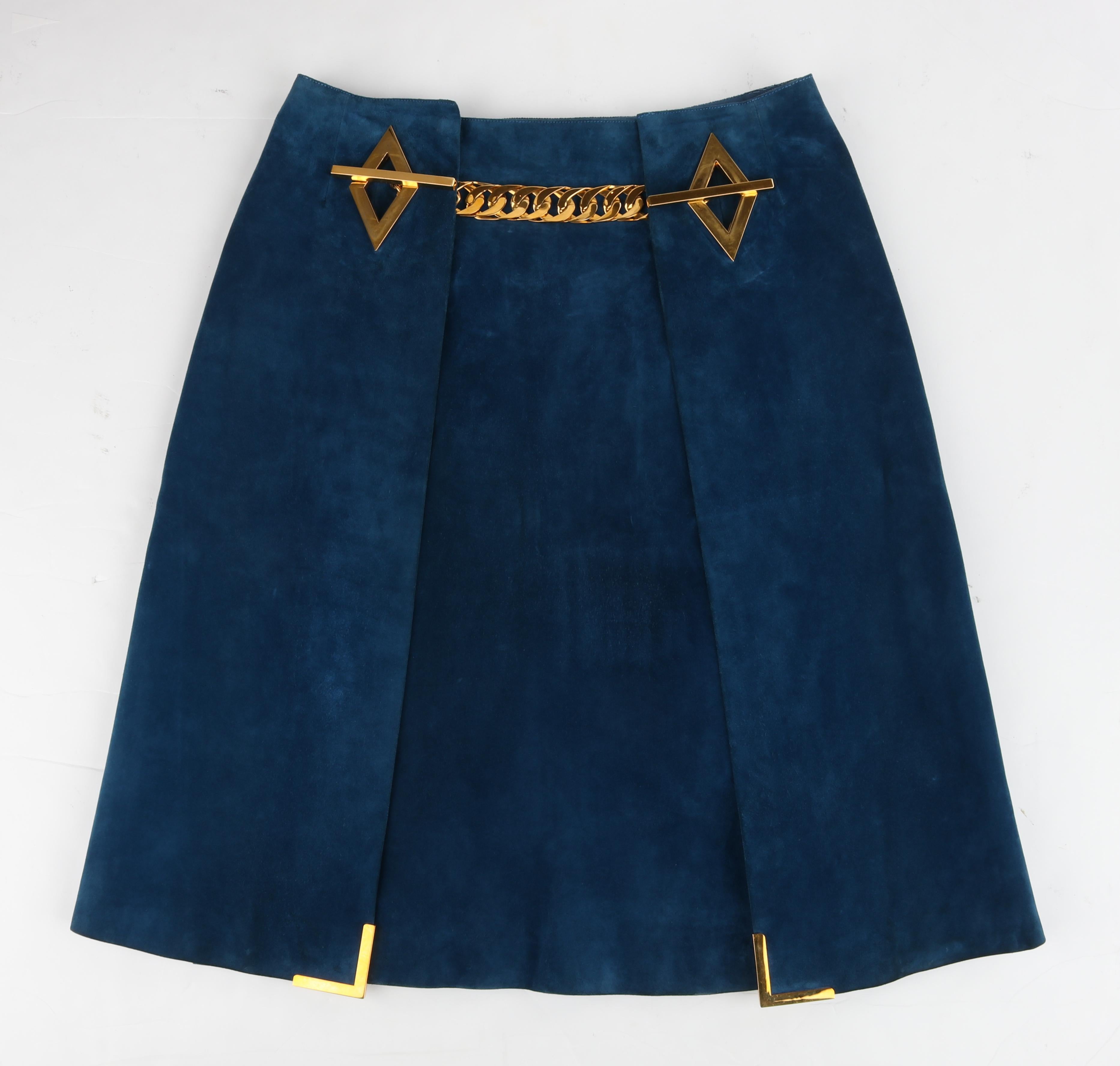 GUCCI c.1970's Dark Blue Suede Gold Chain Belt Pleated A-Line Knee Length Skirt For Sale 4