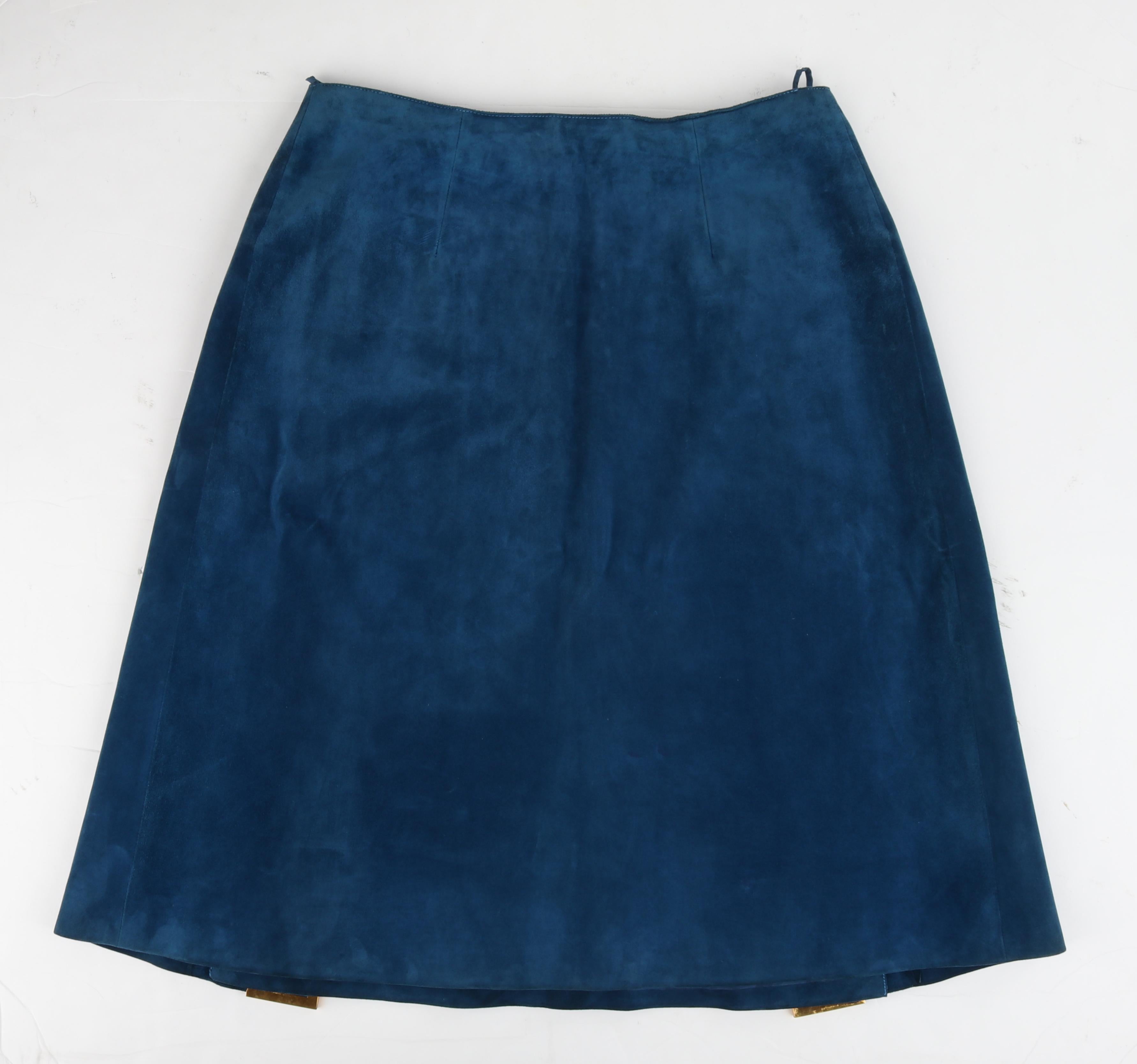GUCCI c.1970's Dark Blue Suede Gold Chain Belt Pleated A-Line Knee Length Skirt For Sale 5