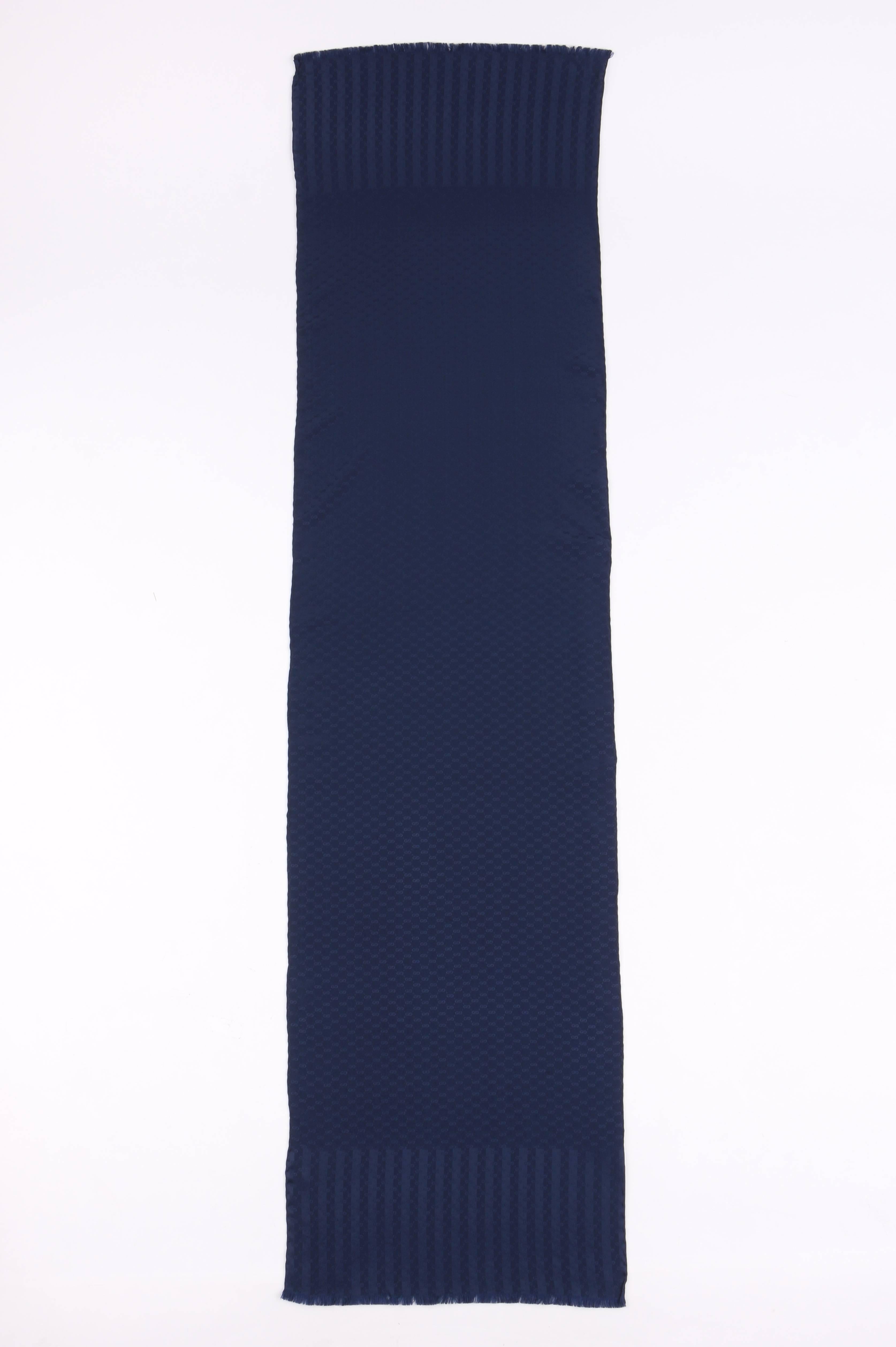 Bleu GUCCI c.1970''s GG Guccissima - Écharpe à franges oblongue en soie bleu marine avec monogramme en vente